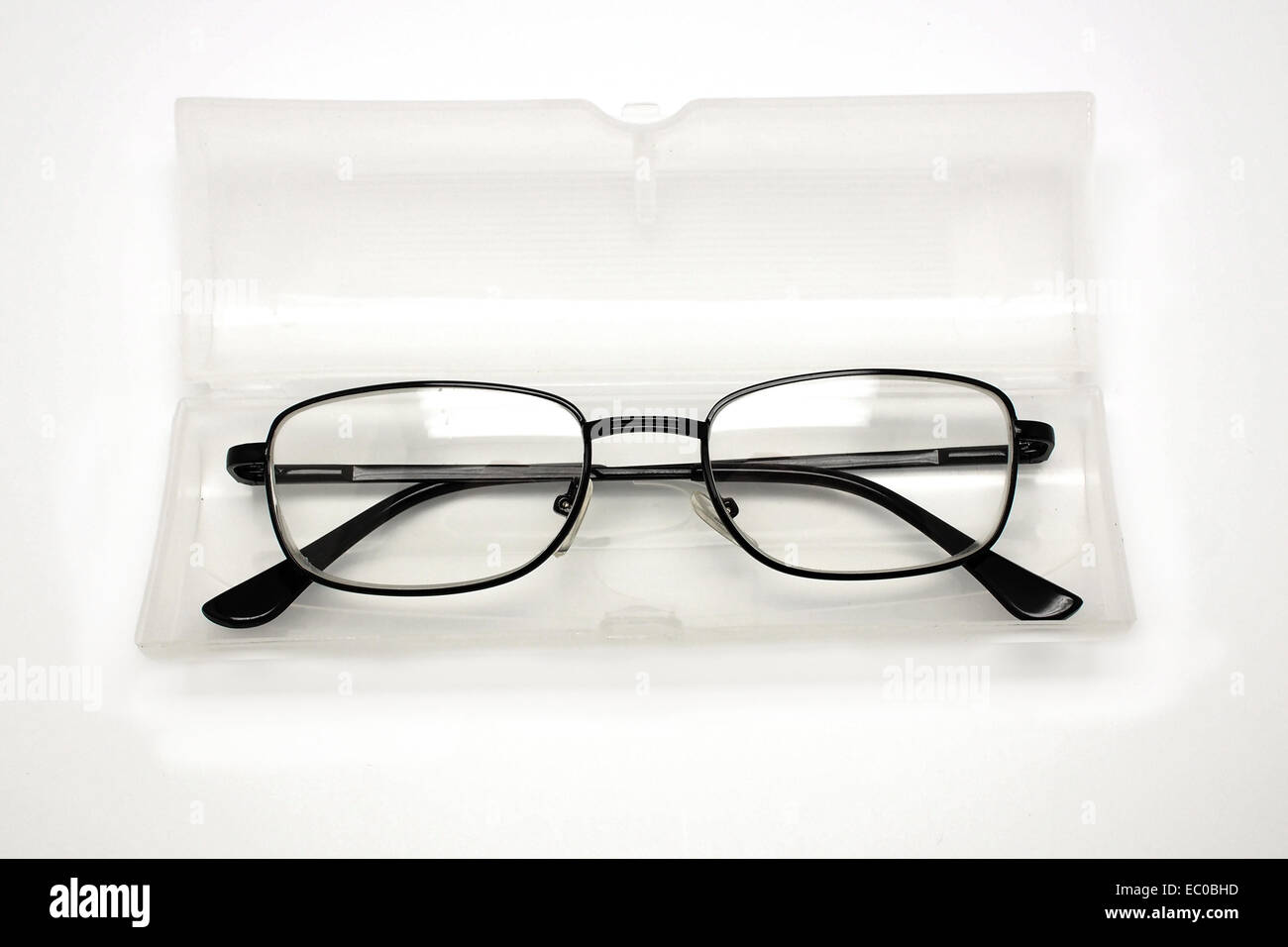 Brillen mit Fall isoliert auf weißem Hintergrund Stockfoto