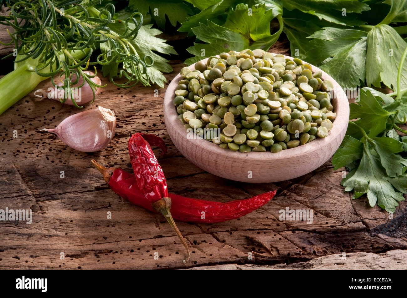 Gemüse in einem Korb, bereit für eine Suppe. Reihe von Aromen zum Würzen Stockfoto