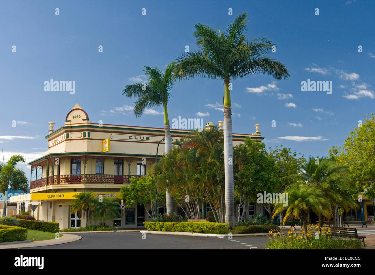 Historic Clubhotel und Hauptstraße mit Gärten und Palmen, die blauen Himmel in Stadt von Bundaberg Qld Australien Stockfoto