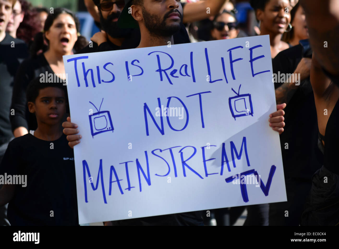 Los Angeles, CA, USA. 6. Dezember 2014. Demonstranten in Hollywood und Highland übermorgen Los Angeles Polizei erschossen und einen Verdächtigen dort getötet. Bildnachweis: Chester Brown/Alamy Live-Nachrichten Stockfoto