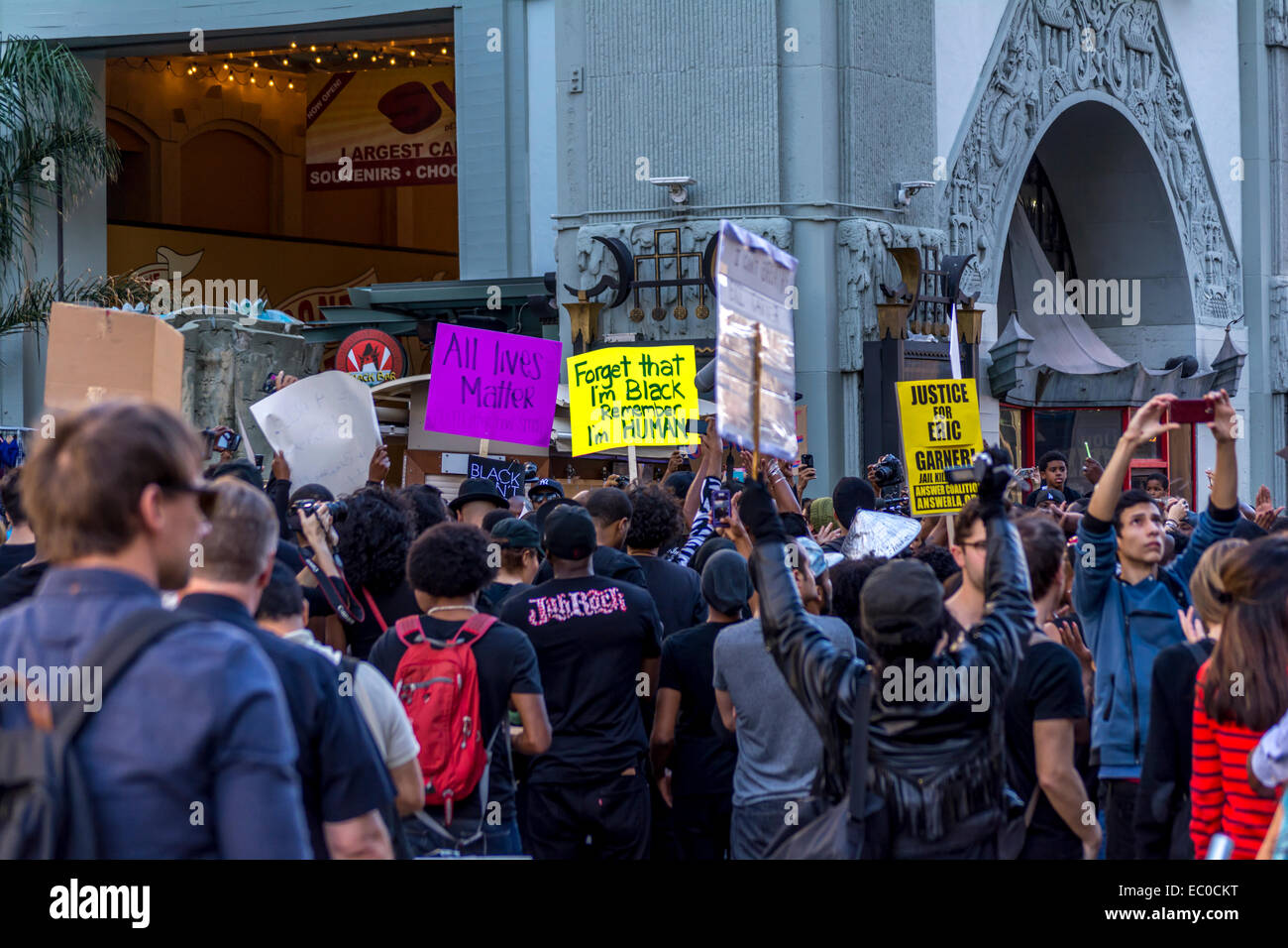 Los Angeles, CA, USA. 6. Dezember 2014. Demonstranten in Hollywood und Highland übermorgen Los Angeles Polizei erschossen und einen Verdächtigen dort getötet. Bildnachweis: Chester Brown/Alamy Live-Nachrichten Stockfoto