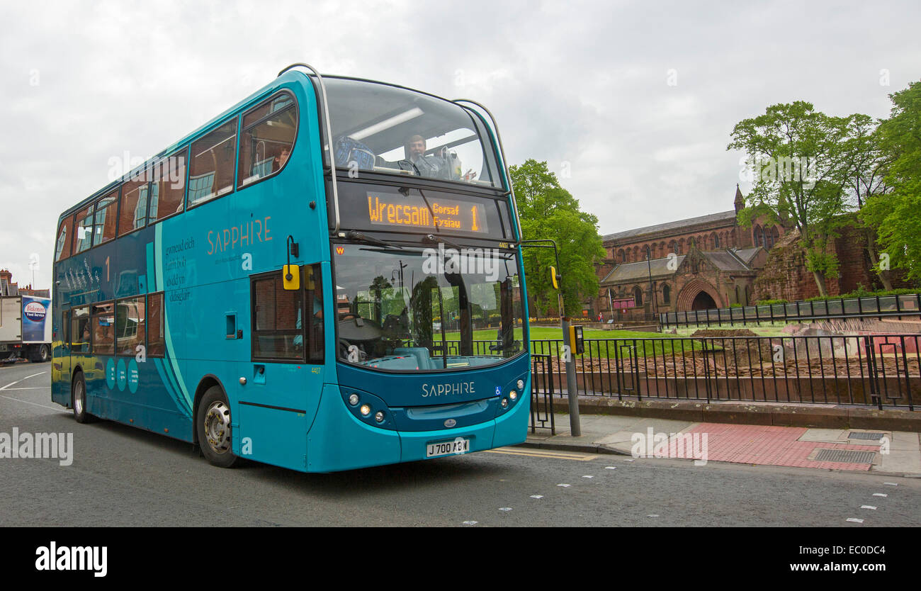 Arriva modernen türkis blauen Doppeldecker-Bus auf der Straße in der Nähe von Chester Kathedrale mit Ziel in walisischer Sprache in England angezeigt Stockfoto