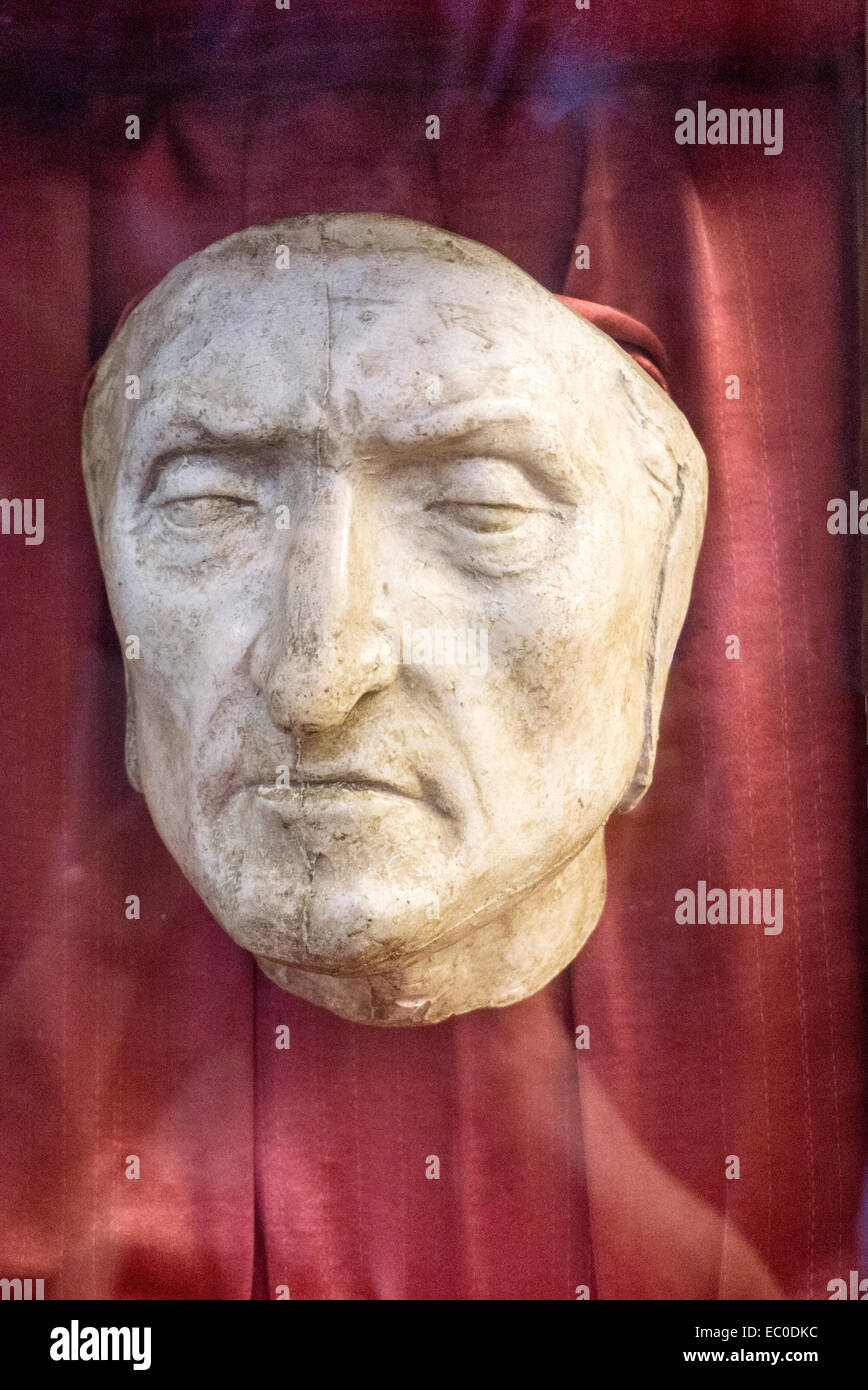 Totenmaske des renommierten mittelalterlichen italienischen Dichters Dante Alighieri hinter Glas im oberen Abschnitt des Palazzo Vecchio Museum Florenz Stockfoto