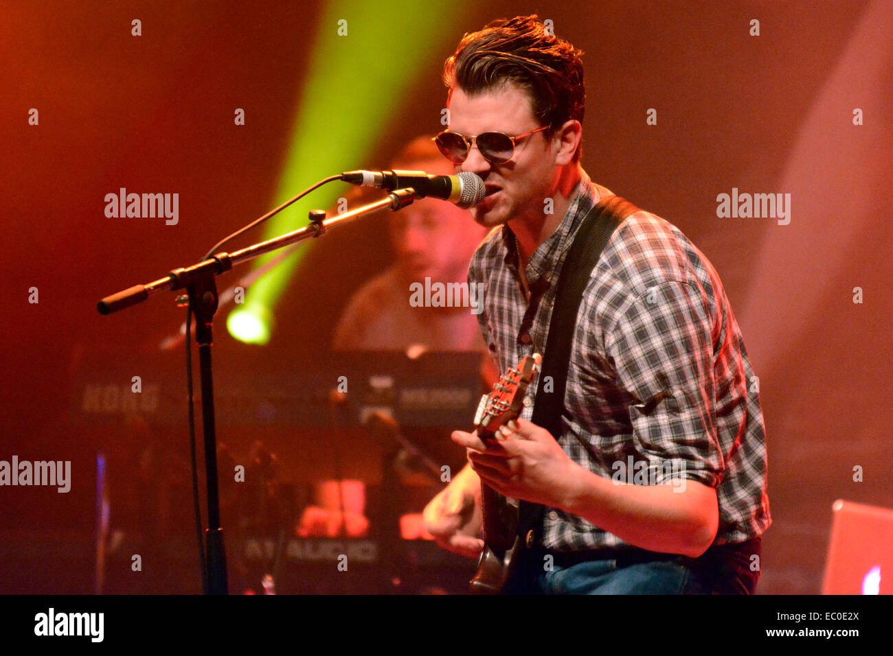 Toronto, Kanada. 6. Dezember 2014. Englische Sängerin Songerwriter Jamie Alexander Treays, besser bekannt für seinen Künstlernamen Jamie T, führt im Teatro Mod Club. Bildnachweis: EXImages/Alamy Live-Nachrichten Stockfoto