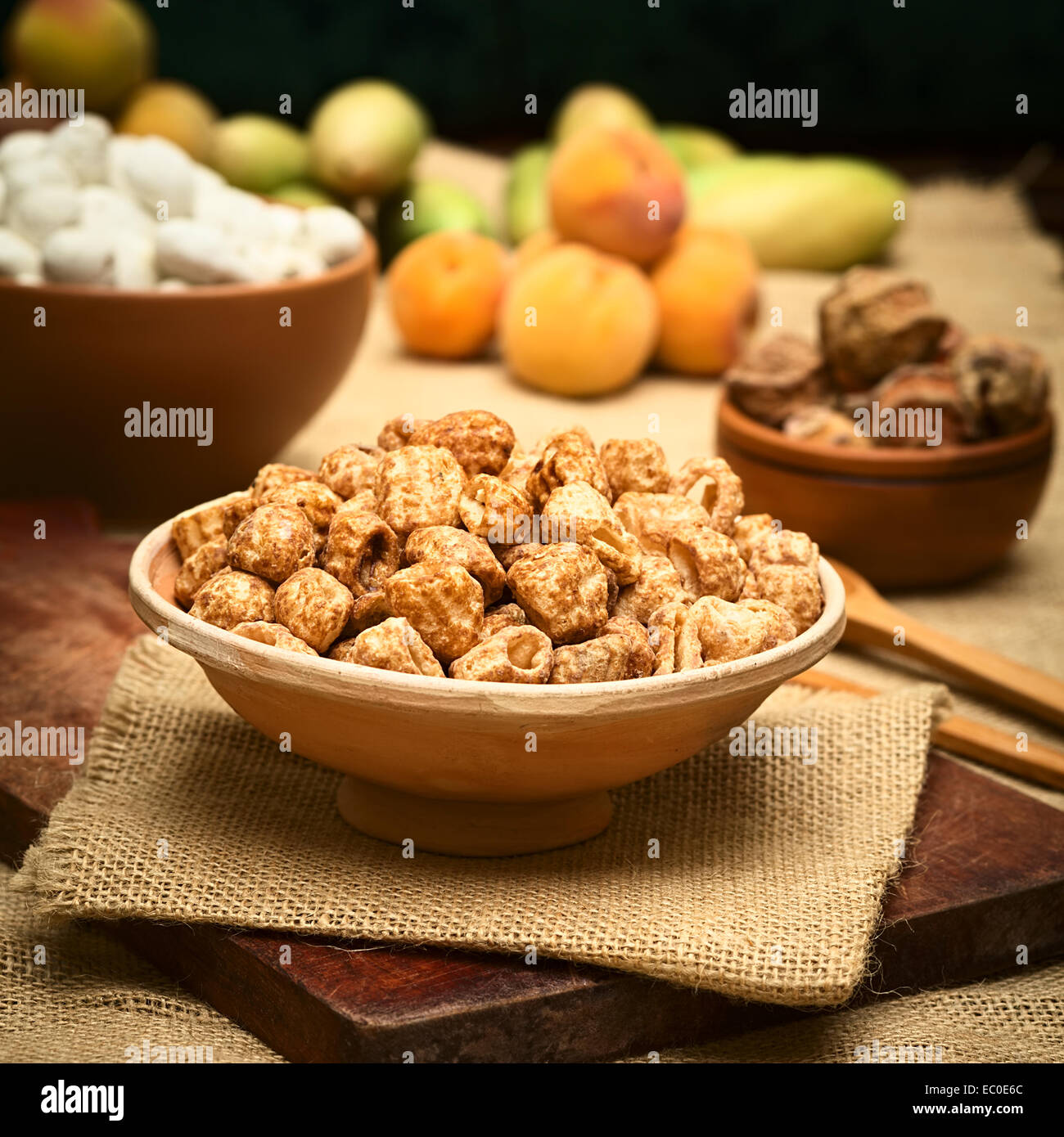 Karamellisierte gebratene Nudeln, ein beliebter bolivianischen Snack serviert in kleinen Ton Schüssel mit Tageslicht fotografiert Stockfoto