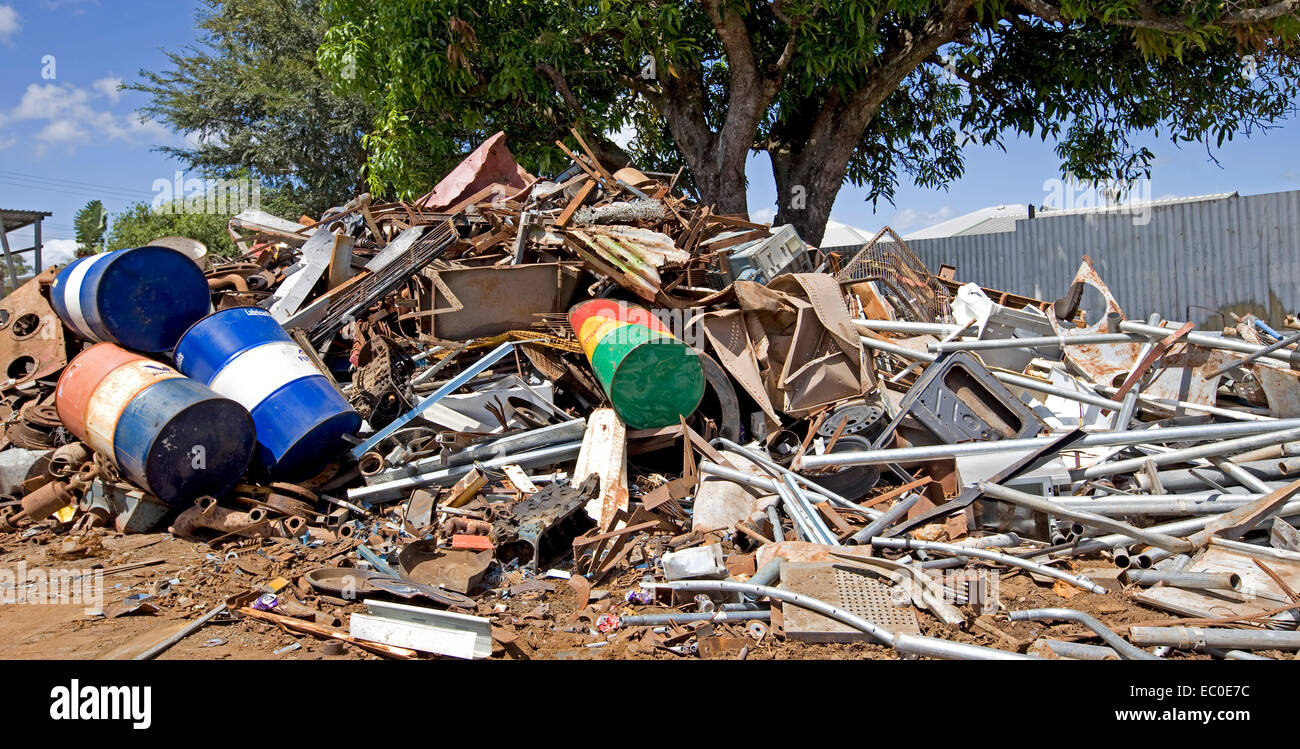 Schrott-Metall-Yard mit jeder Menge Abfall Metall - bereit Aluminium, Stahl, bunte alte Fässer usw. für das recycling geschickt werden Stockfoto