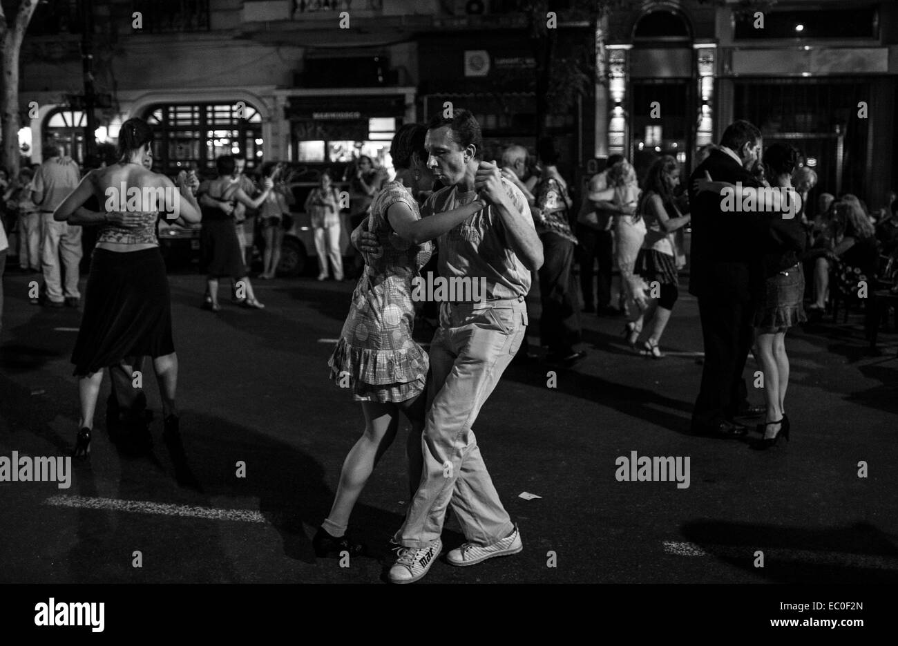 Buenos Aires, Argentinien. 6. Dezember 2014. Bewohner tanzen Tango während der "großen nationalen Milonga", im Zusammenhang mit der Tango-Nationalfeiertag in der Mayo-Allee in der Stadt Buenos Aires, Argentinien, auf 6. Dezember 2014. Das Ereignis, das vor dem nationalen Tango-Tag am 11. Dezember stattfand, hat zum Ziel Einwohner auf der Straße, begleitet von mehr als 50 Künstler und Ensembles, tanzen einladen nach Lokalpresse. © Martin Zabala/Xinhua/Alamy Live-Nachrichten Stockfoto