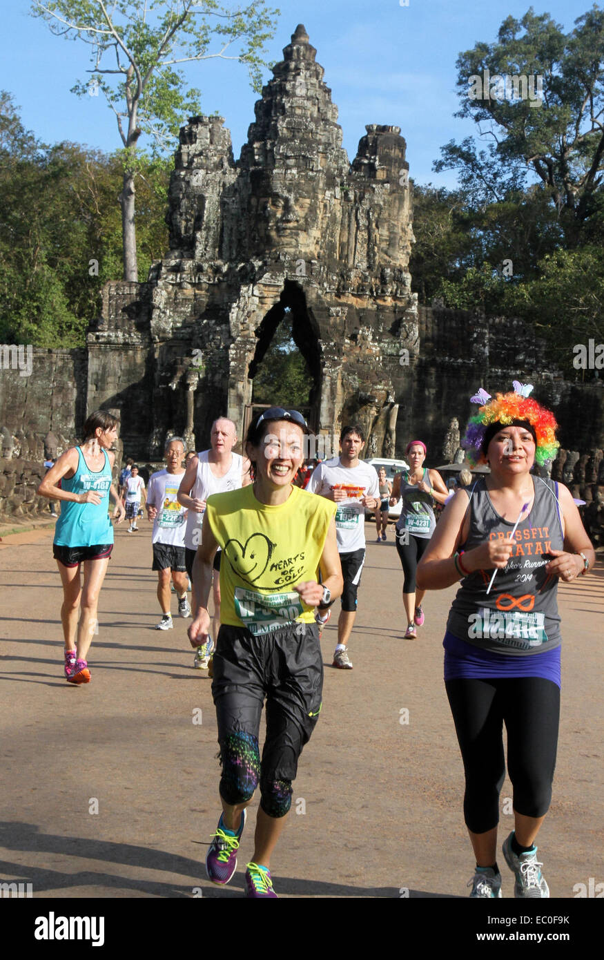 Siem Reap, Kambodscha. 7. Dezember 2014. Athleten laufen auf der Straße bei einem Halbmarathon in Provinz Siem Reap, Kambodscha, 7. Dezember 2014. Etwa 8.000 Profi und Amateur-Sportler aus 78 Ländern und Regionen teilgenommen in der 19. Angkor Wat Internationaler Halbmarathon am Sonntag am Komplex der Tempelanlage Angkor Wat, ein UNESCO-Welterbe. Bildnachweis: Sovannara/Xinhua/Alamy Live-Nachrichten Stockfoto