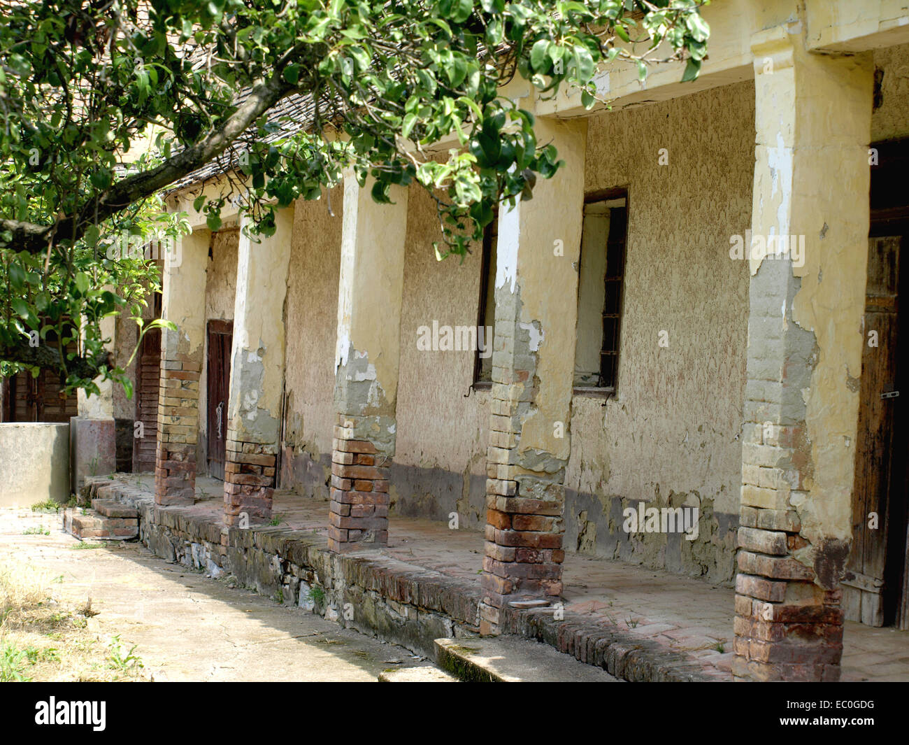 alte verlassene verfallenes Haus auf dem Lande Stockfoto