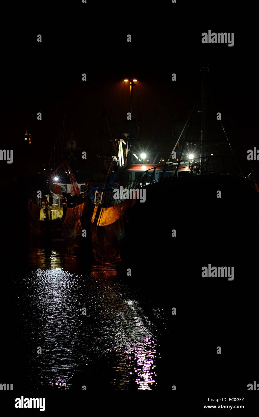 Angelboote/Fischerboote und Trawler im Hafen von Lerwick Shetland-Inseln, in der Nacht Stockfoto