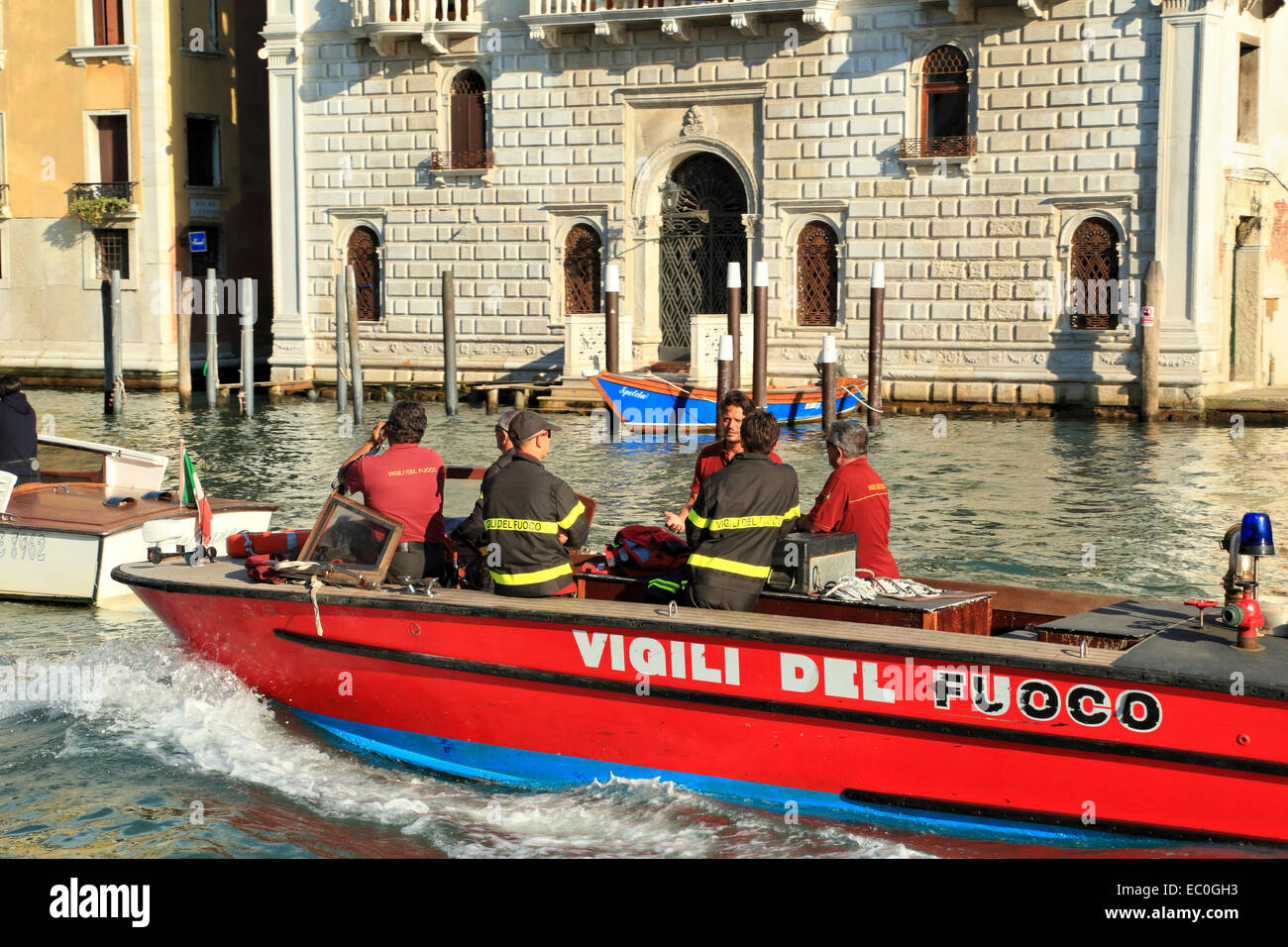 Venezianische Feuerwehrmann in einer Vigili del Fuoco (Löschboot) Stockfoto