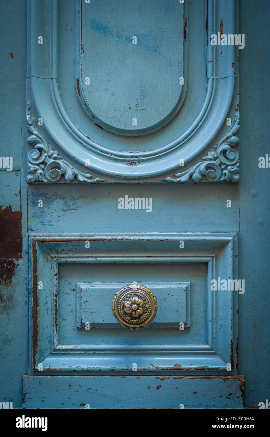 Messing-Türgriff auf einer blauen Tür In Frankreich Stockfoto