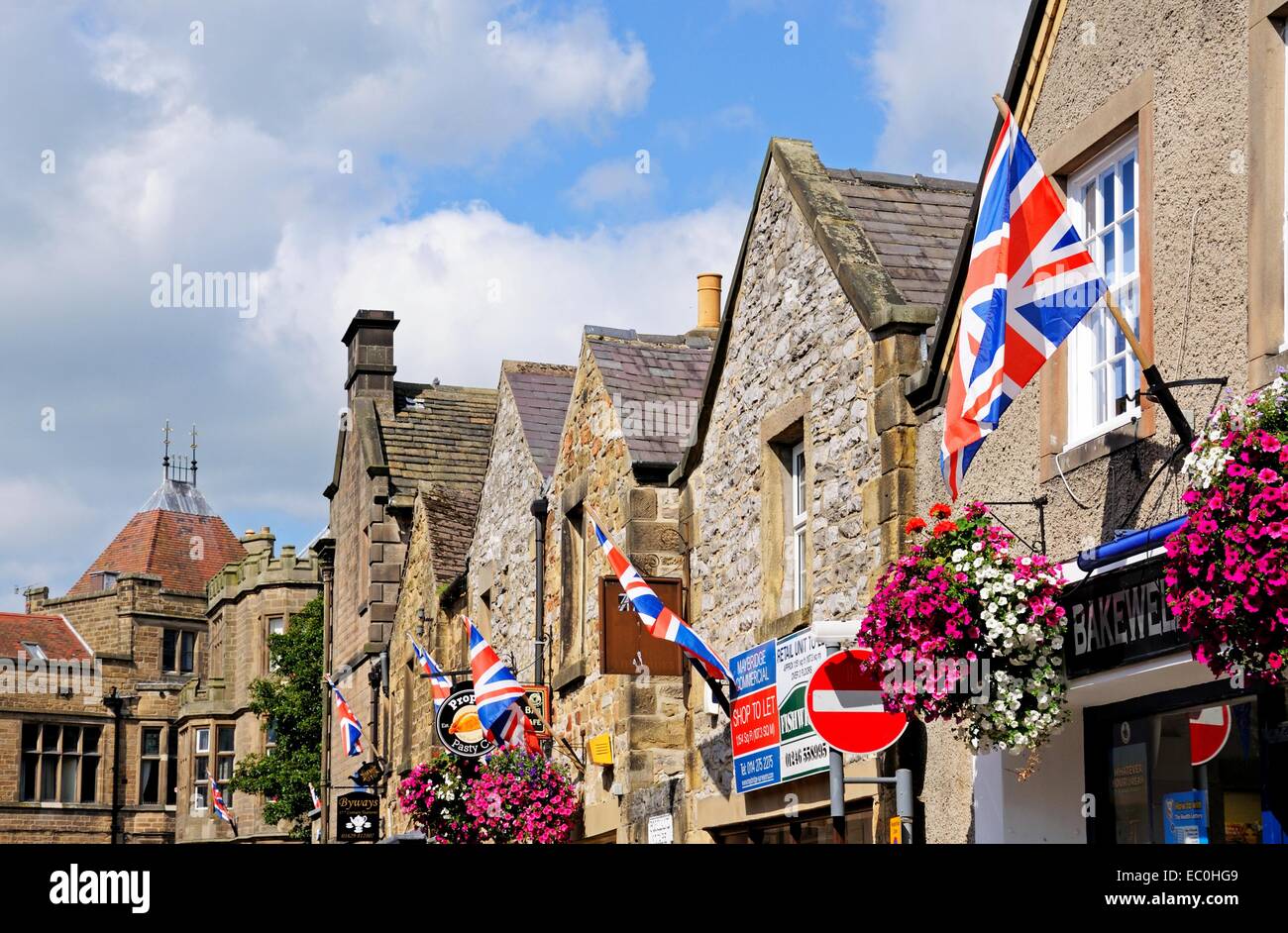 Reihe von britischen Flaggen Shop Wände in der Innenstadt, Bakewell, Derbyshire, England, Vereinigtes Königreich, West-Europa. Stockfoto