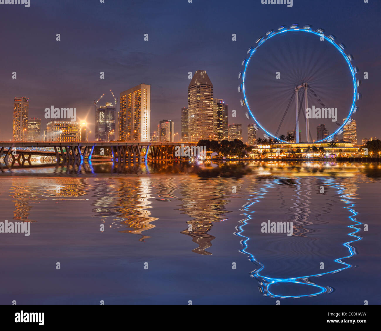 Singapore Flyer und Skyline spiegelt sich in den Gewässern des Marina Bay Stockfoto
