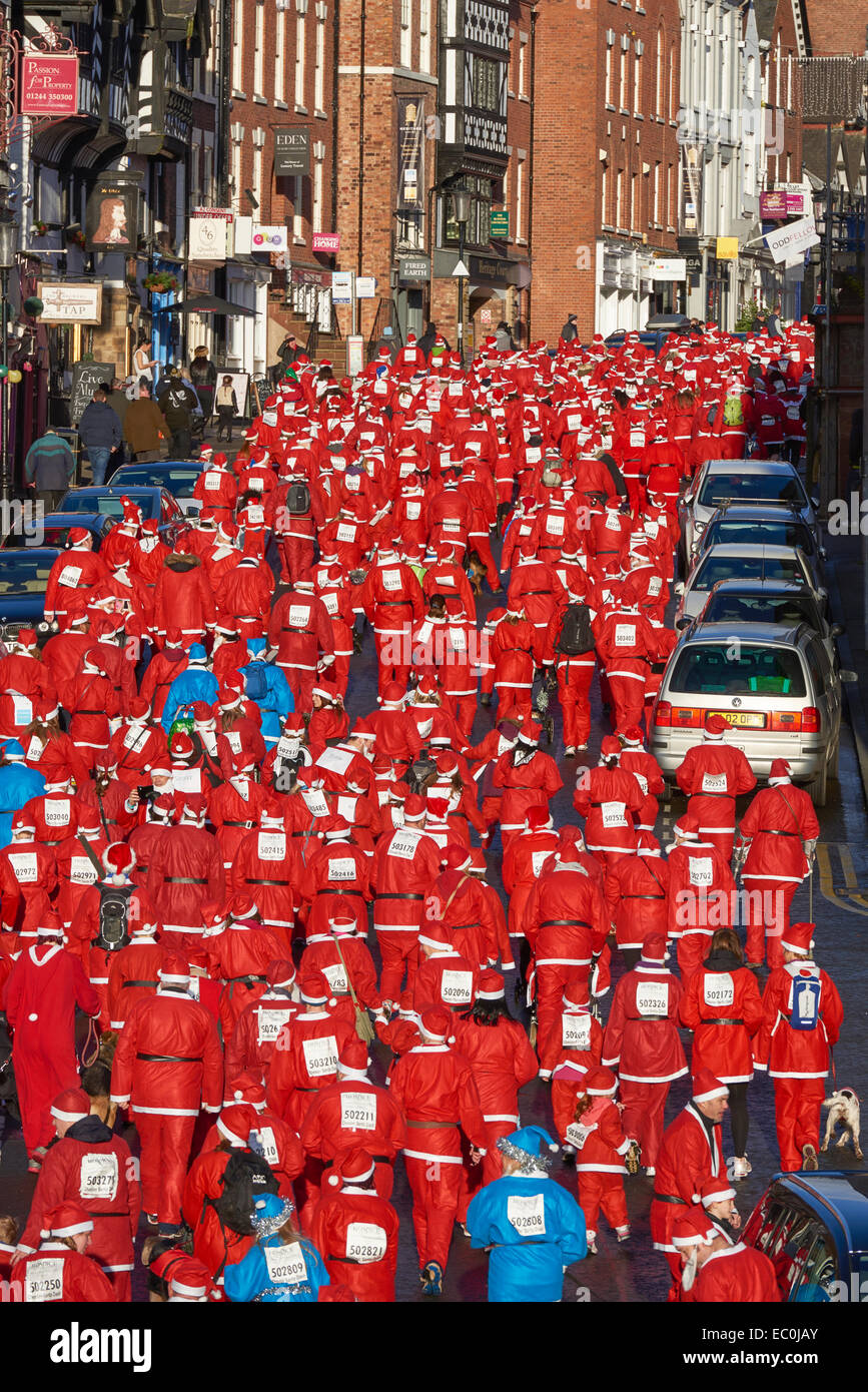 Chester, UK. 7. Dezember 2014. Konkurrenten nehmen Teil in der 2014 Nächstenliebe Santa Dash durch die Straßen von Chester City Centre UK. Bildnachweis: Andrew Paterson/Alamy Live-Nachrichten Stockfoto