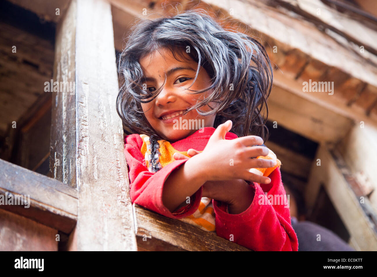 Napali junge Mädchen in einem Fenster in Bhaktapur, Nepal Stockfoto