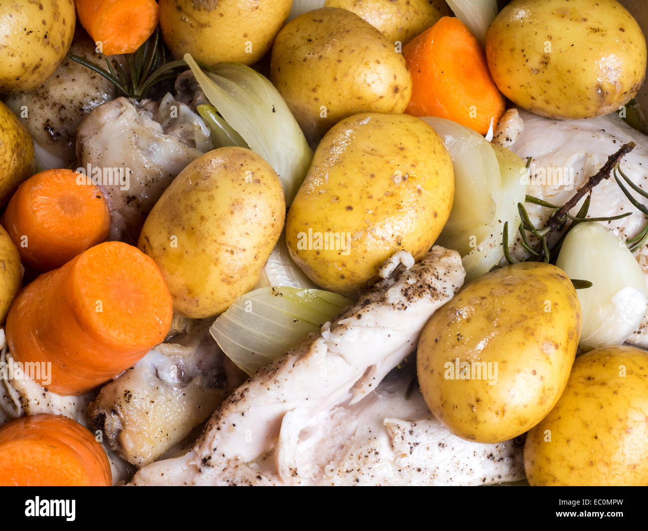 Hähnchen-Auflauf mit Karotten und viele Kartoffeln Stockfoto