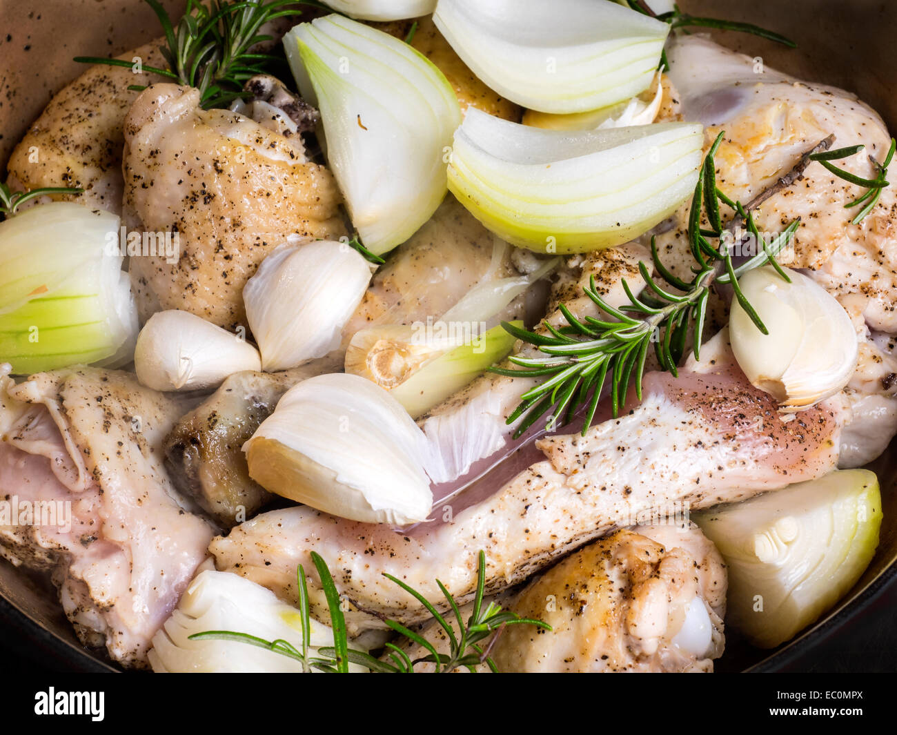 Hähnchen-Auflauf mit Rosmarin und viel Knoblauch Stockfoto
