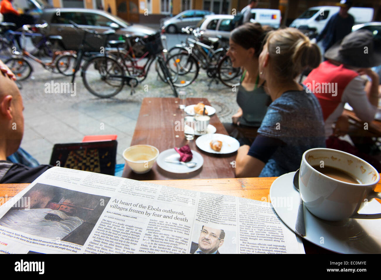 Café-Gänger in Hermannplatz, und Kaffee und Zeitung. Stockfoto