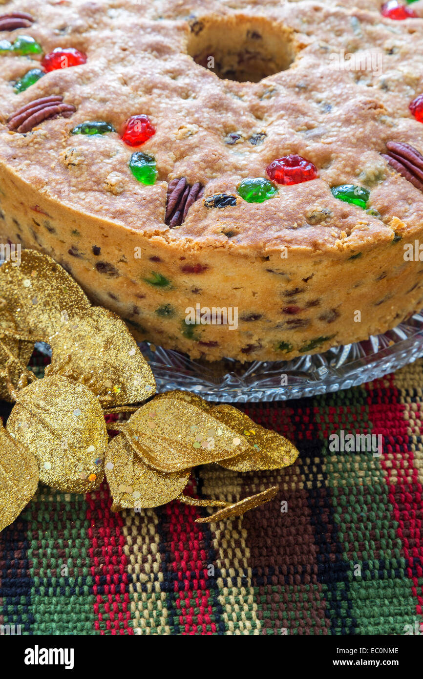 Traditionelle leichte Obstkuchen mit Pekannüssen und Kirschen dekoriert. Stockfoto