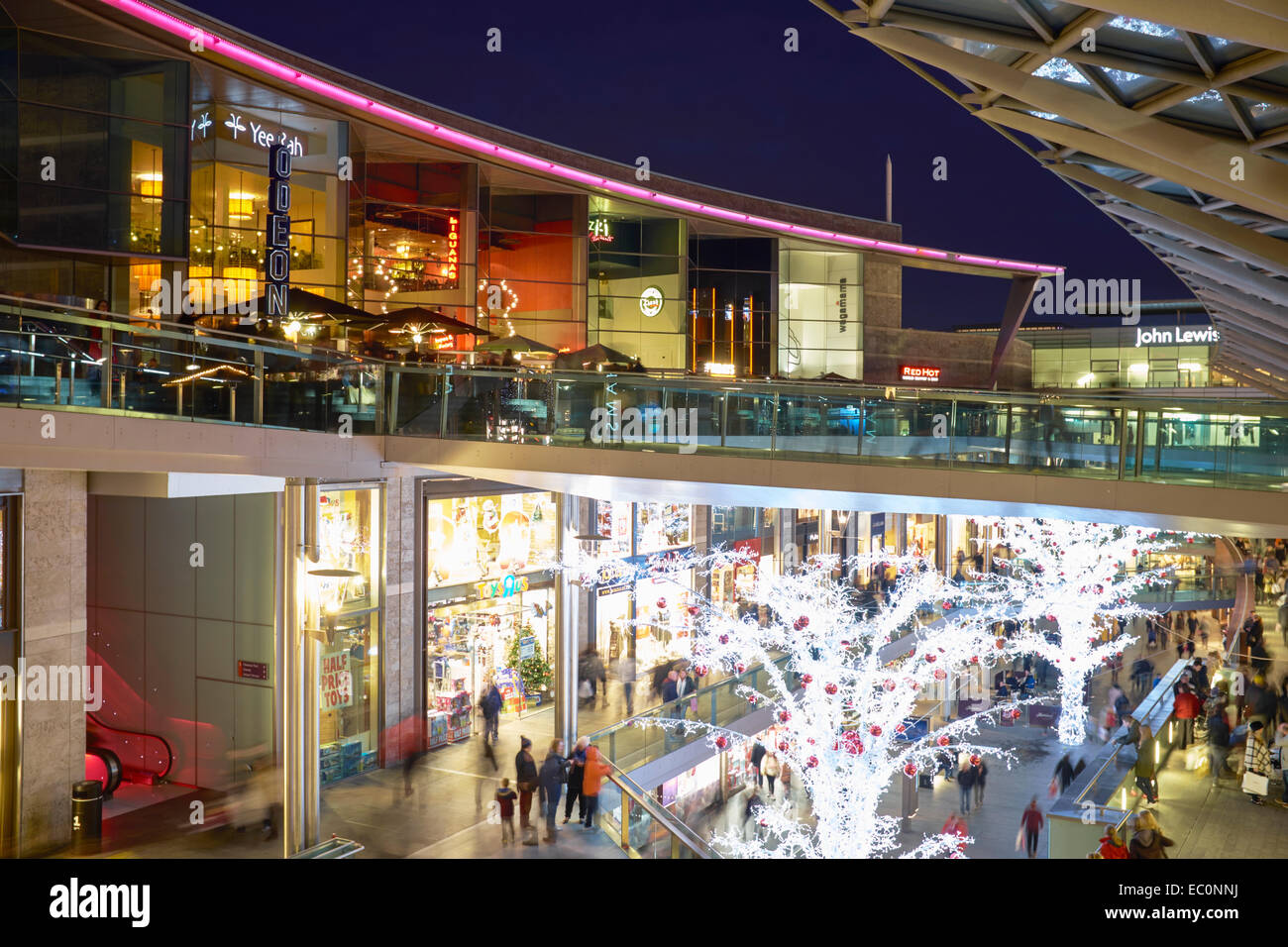 Weihnachts-shopping in der Liverpool One Entwicklung des Einzelhandels im Stadtzentrum von Liverpool UK Stockfoto