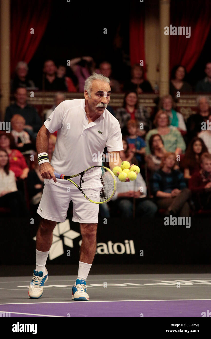 London, UK. 7. Dezember 2014. Mansour Bahrani mit seinem Ball-Trick. ATP Champions Tour-Finale des Statoil Masters Tennis-Turnier in der Royal Albert Hall, London. Herren Doppel-match zwischen Mansour Bahrami und Wayne Ferreira Vs Andrew Castle und Tim Henman. Das Spiel wurde von Bahrami/Ferreira in einem Tiebreak gewonnen. Bildnachweis: Nick Savage/Alamy Live-Nachrichten Stockfoto