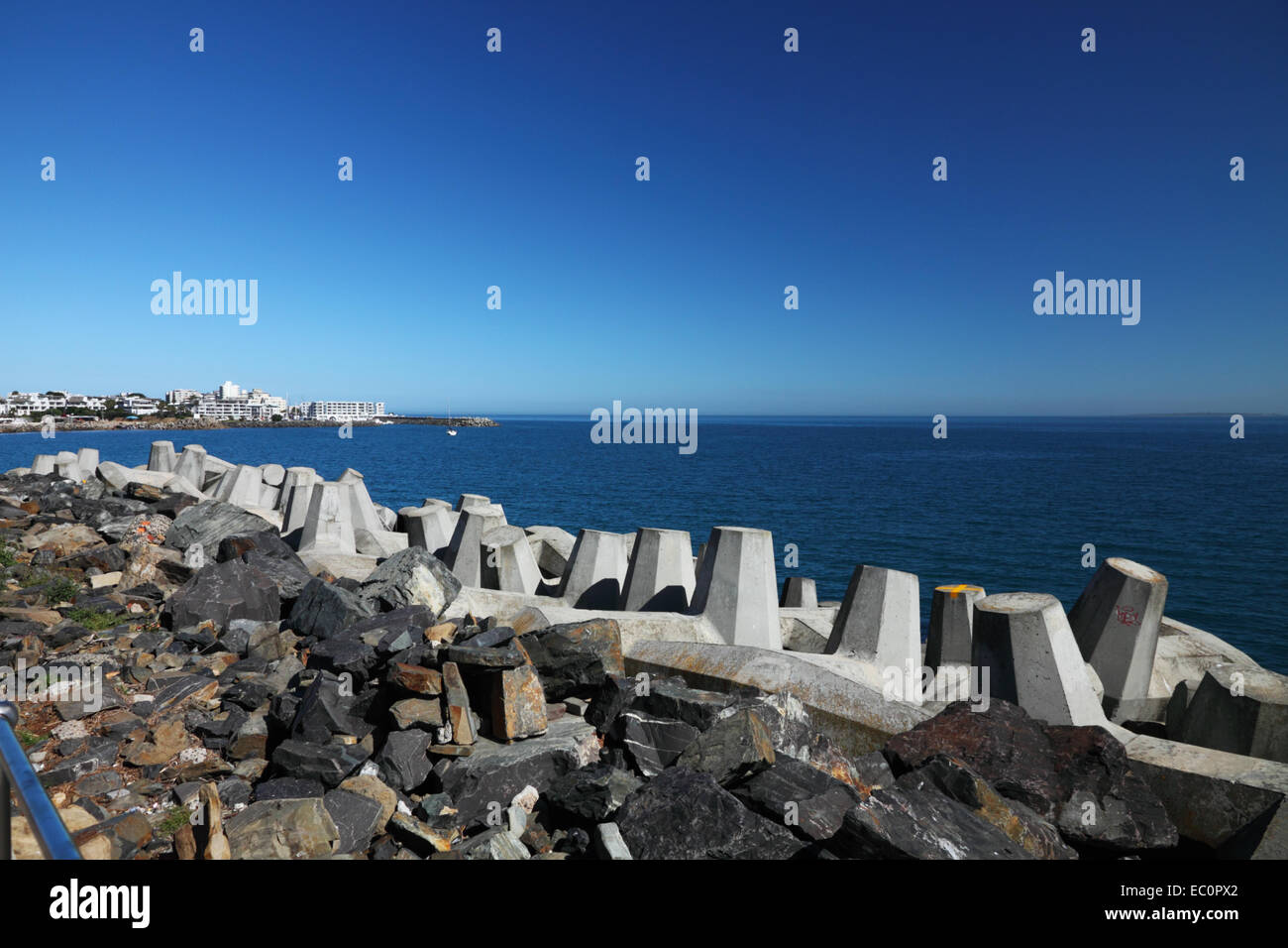 Granger Bay, Mouille Point, Kapstadt, Südafrika.  Zeigt konkrete tetrapod Deckwerke und Küstenschutz Rip-Rap. Stockfoto