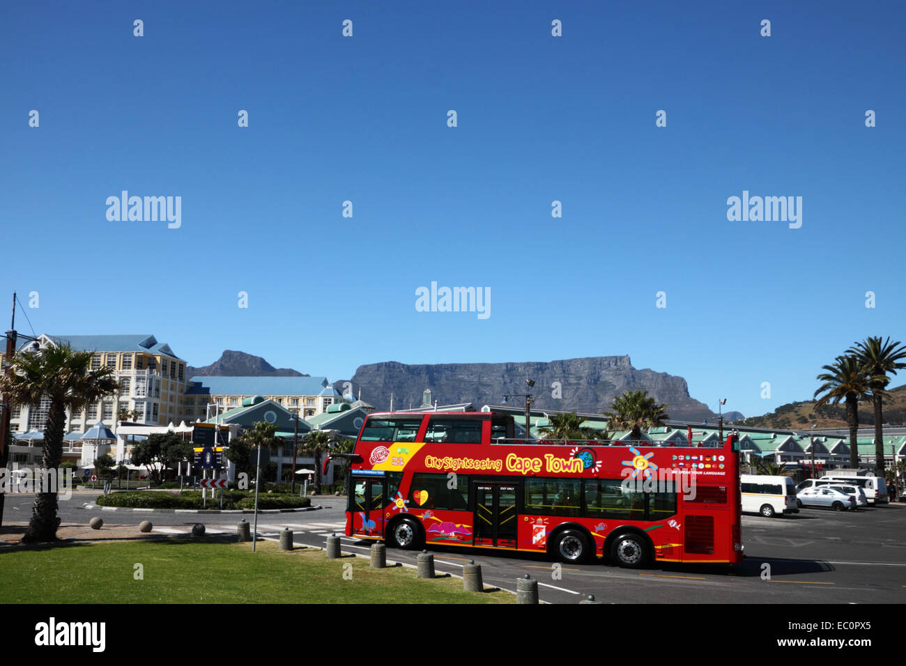 "Bus-Tour vorbei an Table Bay Hotel, Victoria und Alfred Waterfront mit Tafelberg im Hintergrund, Kapstadt. Stockfoto