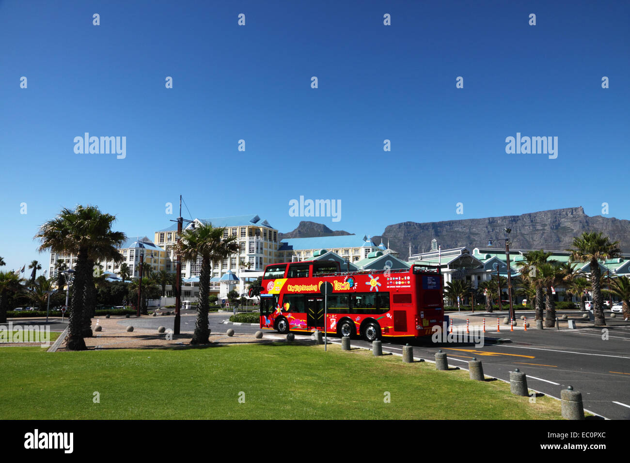 "Bus-Tour vorbei an Table Bay Hotel, Victoria und Alfred Waterfront mit Tafelberg im Hintergrund, Cape Town, South Afric Stockfoto