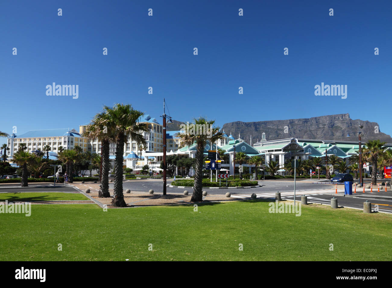 Table Bay Hotel, Victoria und Alfred Waterfront mit Tafelberg im Hintergrund, Cape Town, Südafrika. Stockfoto