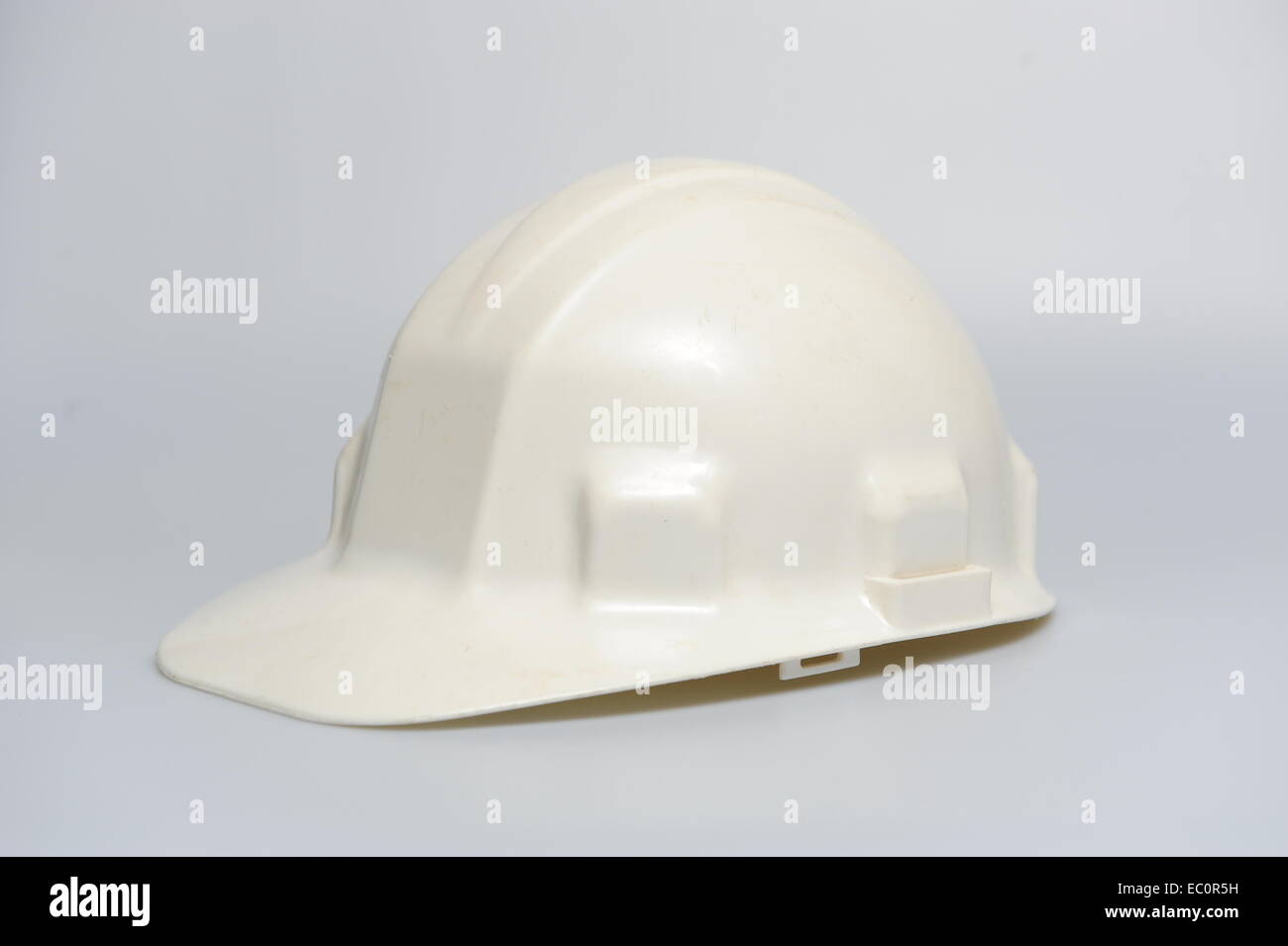 Weiß Schutzhelm Helm auf weißem Hintergrund Kunststoffkonstruktion Kopfdeckel Stockfoto
