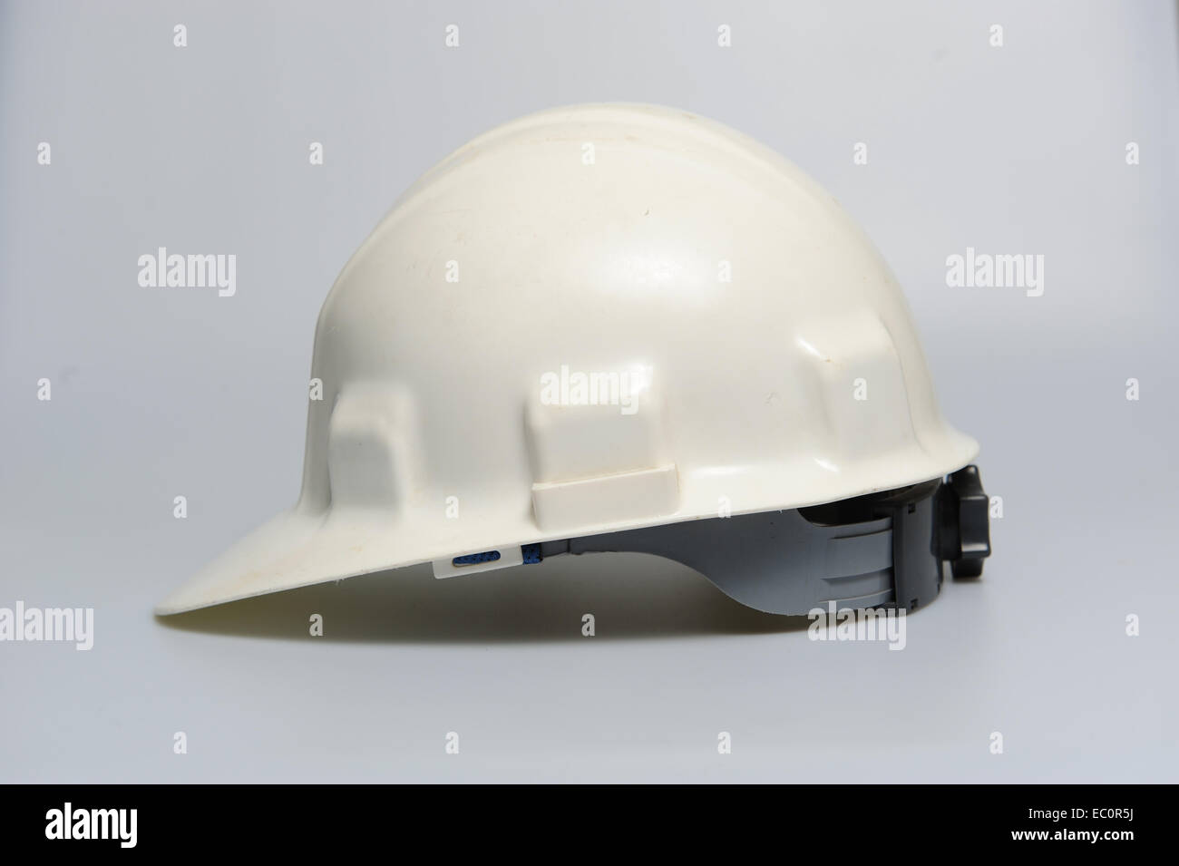 Weiß Schutzhelm Helm auf weißem Hintergrund Kunststoffkonstruktion Kopfdeckel Stockfoto