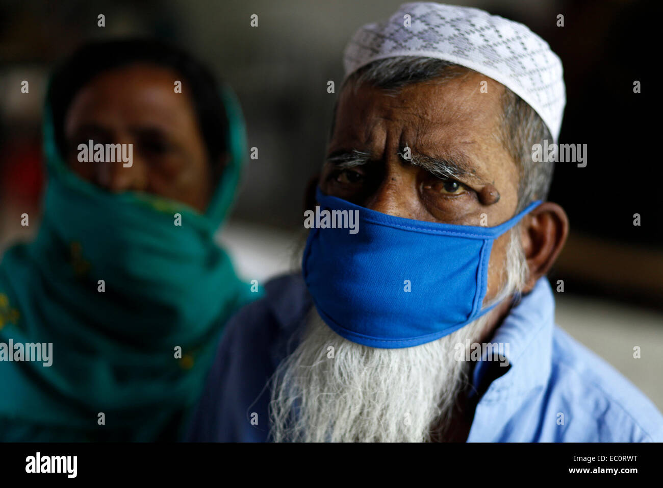 Dhaka, Bangladesch 24. März 2014; Aubl Hashem mit seiner Frau Abul Hashem Alter von 80 Jahren betroffen TB & bekam in TB Krankenhaus, DHaka zugelassen.  Jedes Jahr 9 Millionen Menschen Gt krank mit TB. Welt-Tuberkulose-Tag bietet die Möglichkeit zur Sensibilisierung über TB-Probleme und Lösungen und weltweit Tuberkulosebekämpfung Bemühungen unterstützen. Während große Fortschritte gemacht haben, zu kontrollieren und TB zu heilen, bekommen Menschen noch krank und sterben an dieser Krankheit in unserem Land. Es muss noch viel mehr getan werden, um diese Krankheit zu beseitigen. Stockfoto