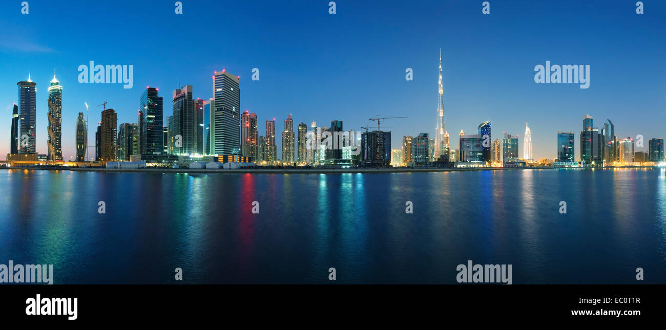 Am Abend Skyline Blick auf Burj Khalifa und Dubai Business Bay Bezirk in Vereinigte Arabische Emirate Stockfoto