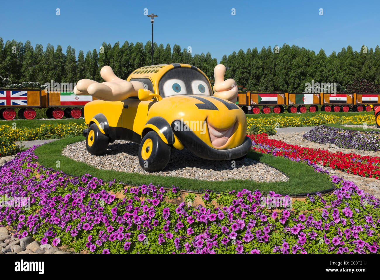 Anzeige der Cartoon Autos Miracle Garden der weltweit größten Blumengarten in Dubai Vereinigte Arabische Emirate Stockfoto