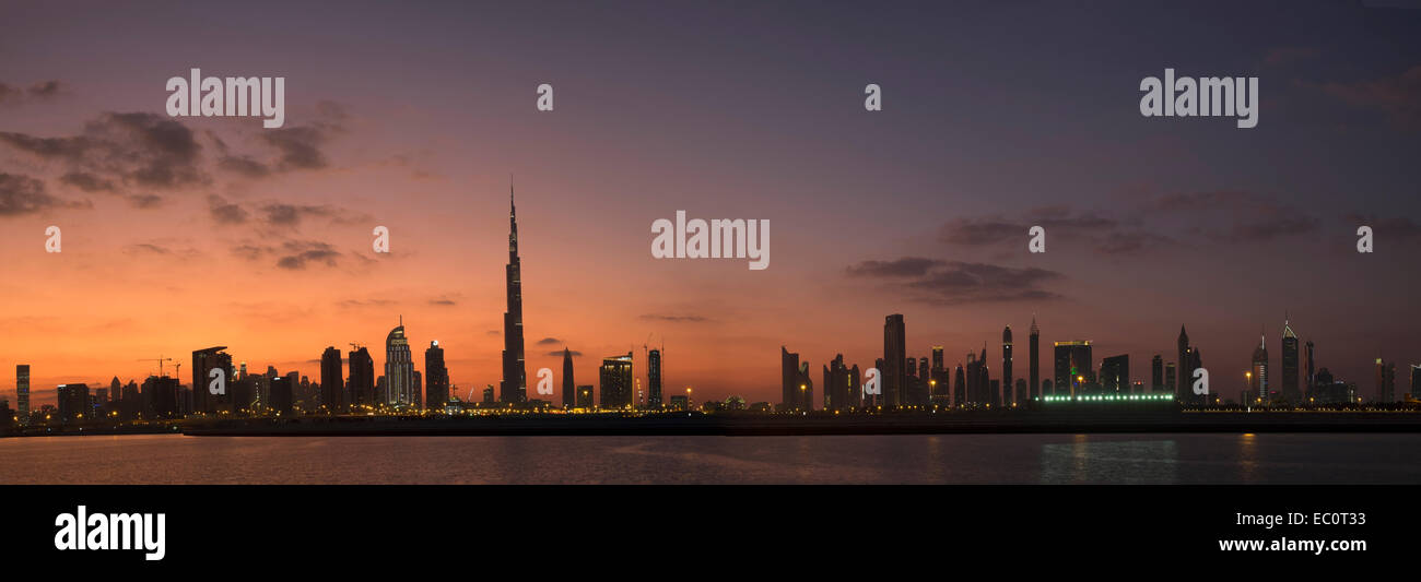 Am Abend Skyline Panorama von modernen Gebäuden und Burj Khalifa am in Vereinigte Arabische Emirate Stockfoto
