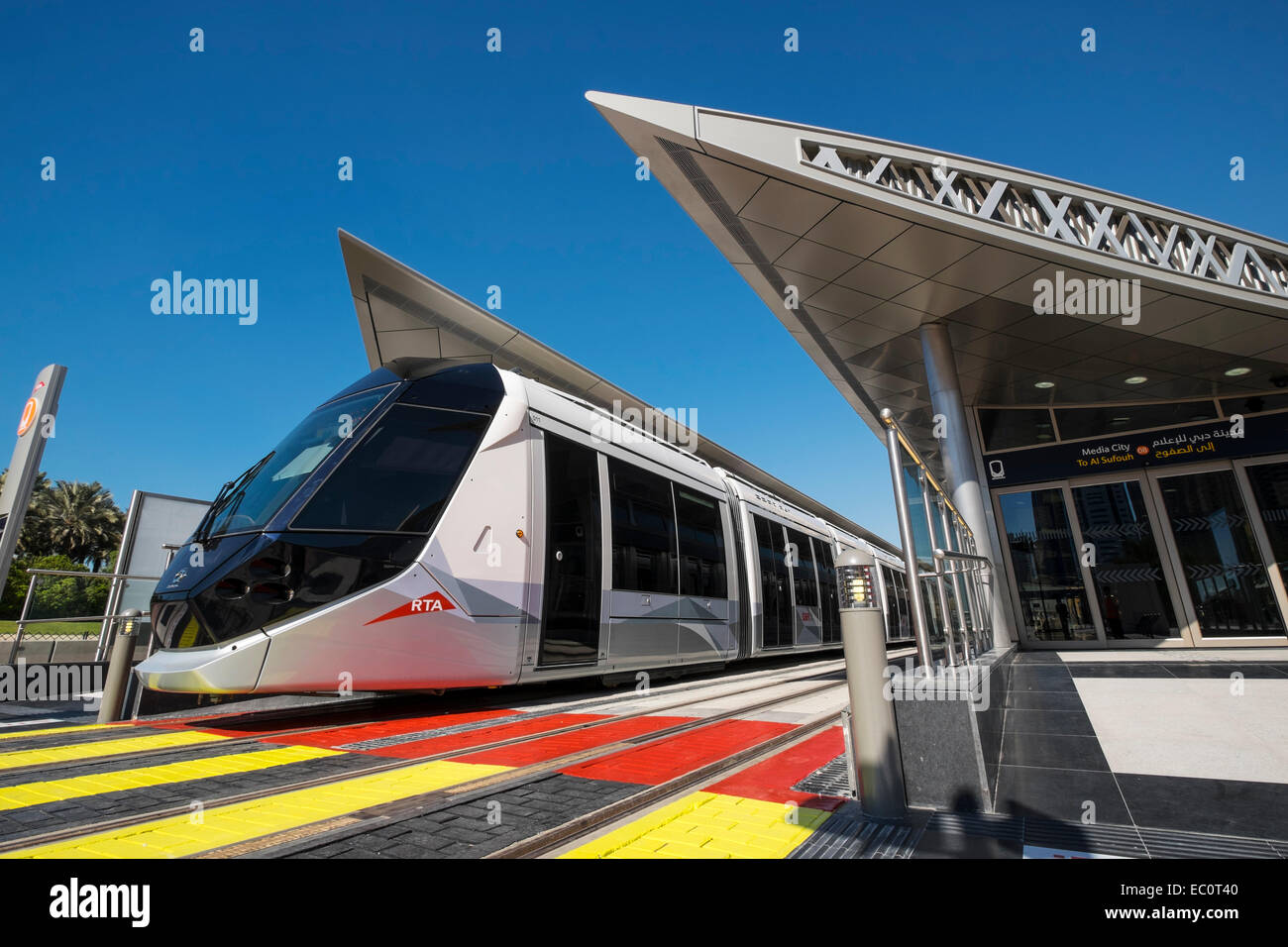 Bahnhof und Straßenbahn auf neue Dubai Straßenbahnsystem im Marina District von Dubai Vereinigte Arabische Emirate Stockfoto