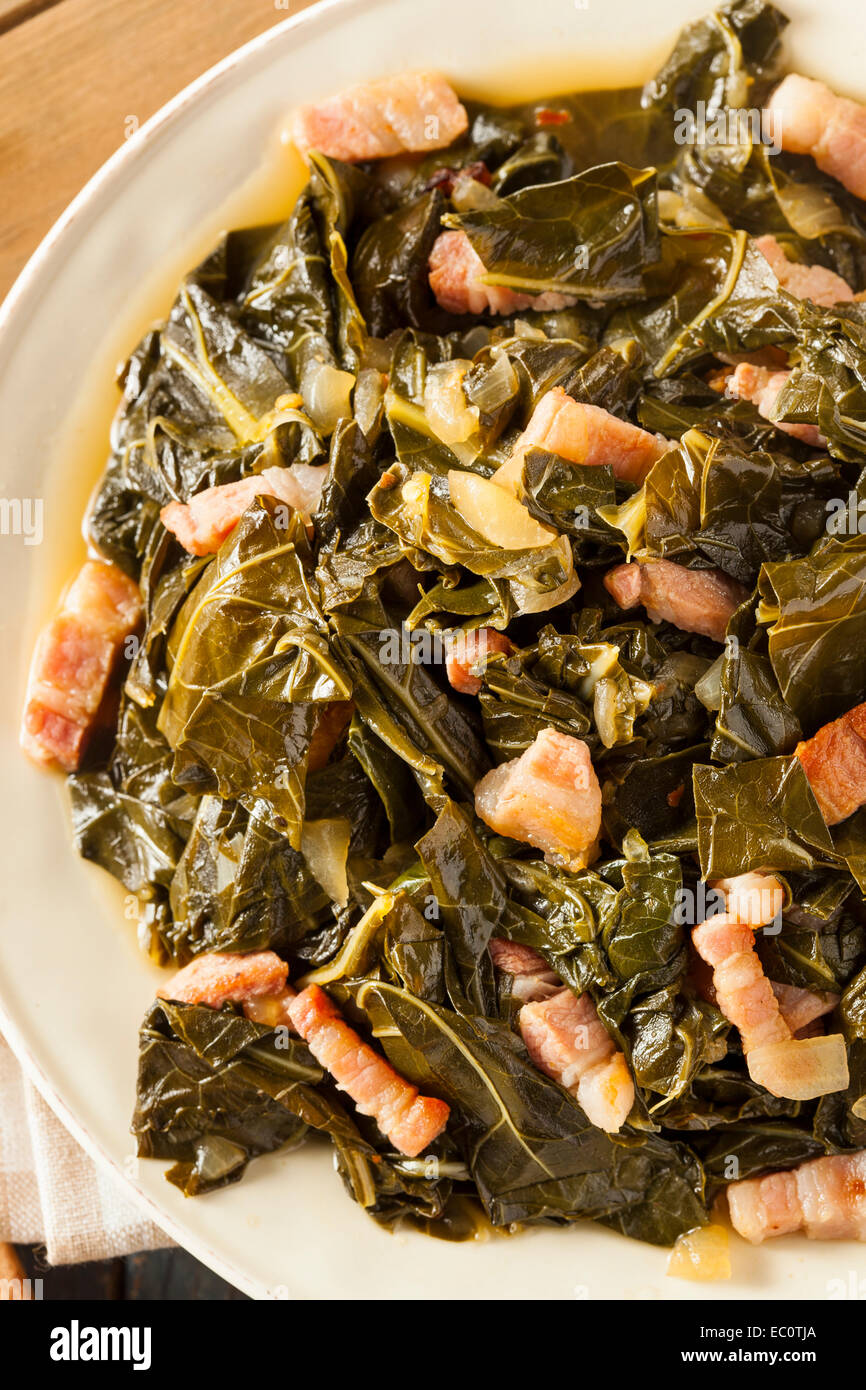 Südlichem Flair Collard Greens mit gepökeltes Schweinefleisch Stockfoto