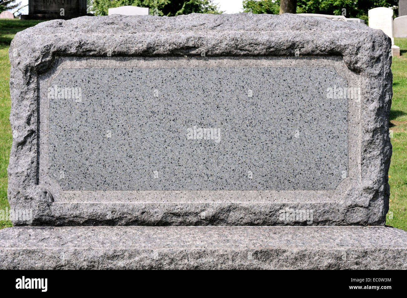 Ein Leerer Grabstein Inmitten Der Friedhof Stockfotografie Alamy
