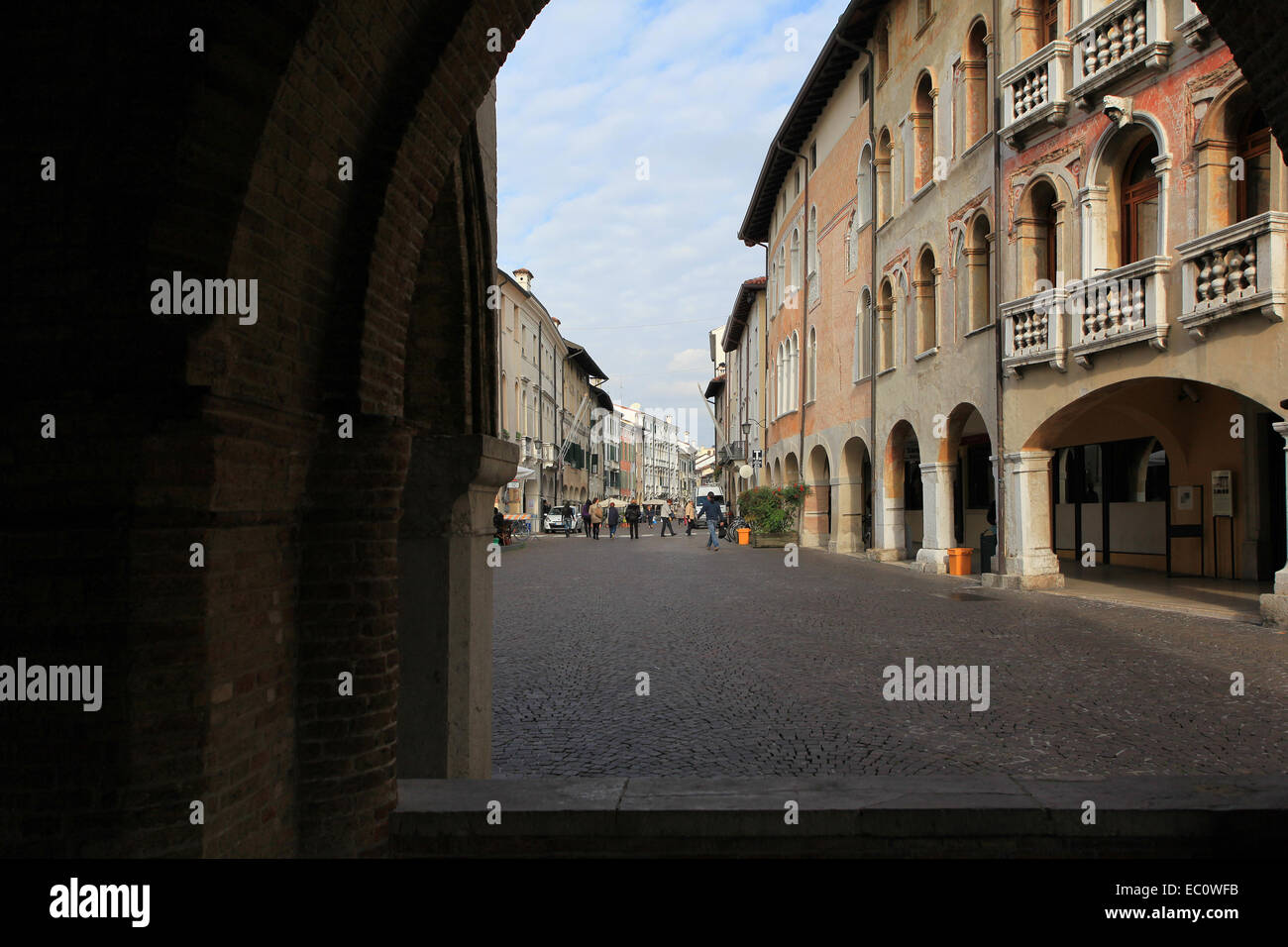 Blick auf den Corso Vittorio Emanuele II mit dem mittelalterlichen Palazzo Ricchieri, mit gotischen Fresken verziert. Pordenone, Italien. Stockfoto