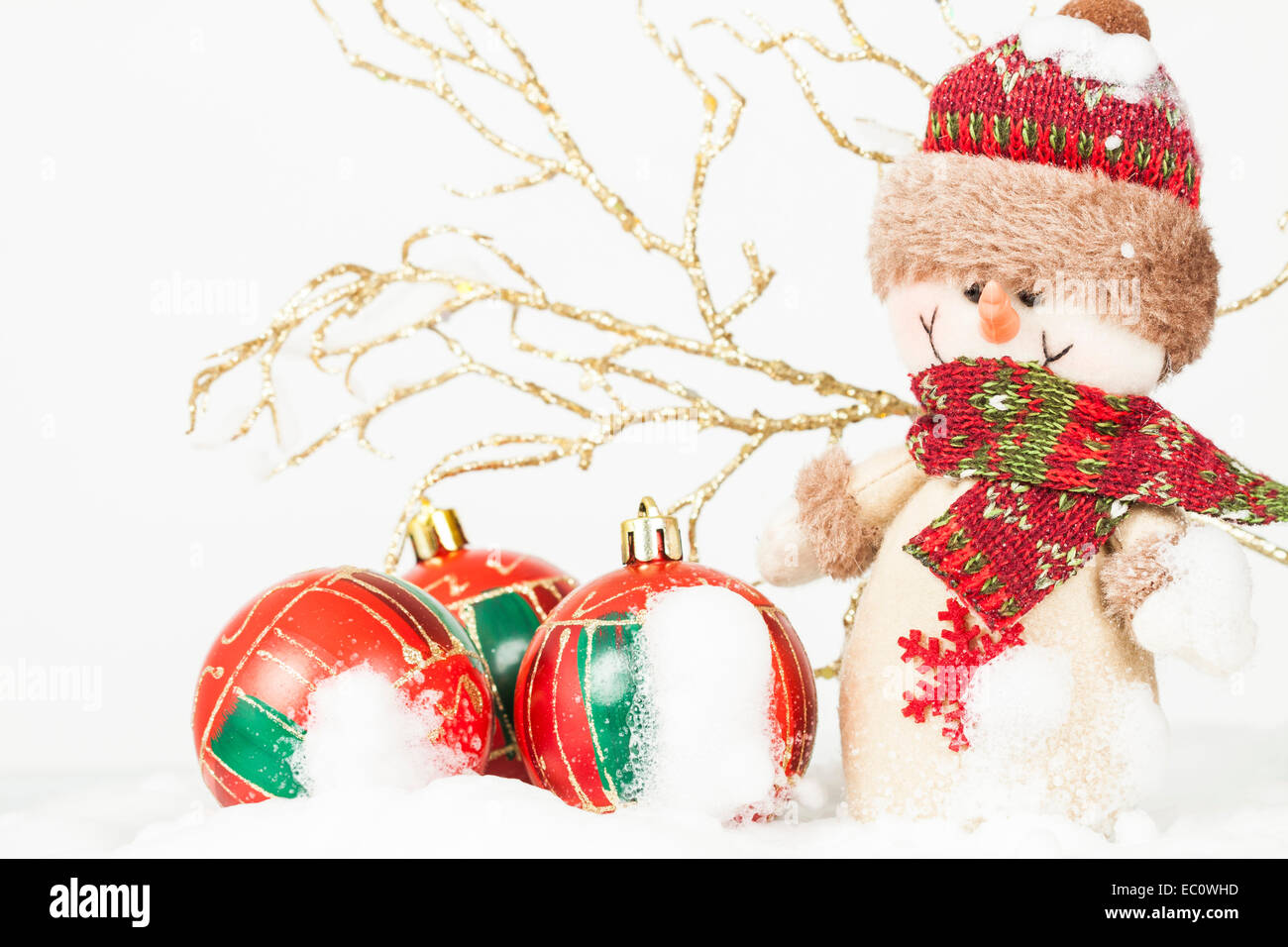 Weihnachts-Dekoration mit Nahaufnahme auf Schneemann Figur im Schnee Stockfoto