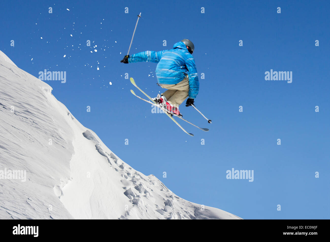 Freestyle-Skifahrer durch Luft springen auf blauen Himmelshintergrund Stockfoto