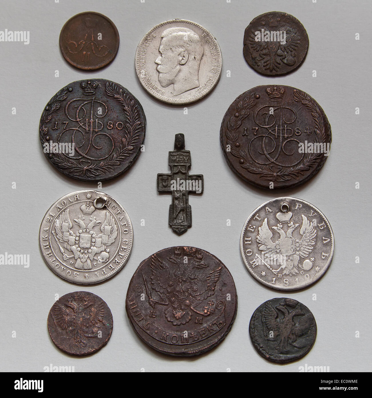 Münzen der Dynastie des Zaren Romanow des 18. bis 20. Jahrhunderts. Stockfoto