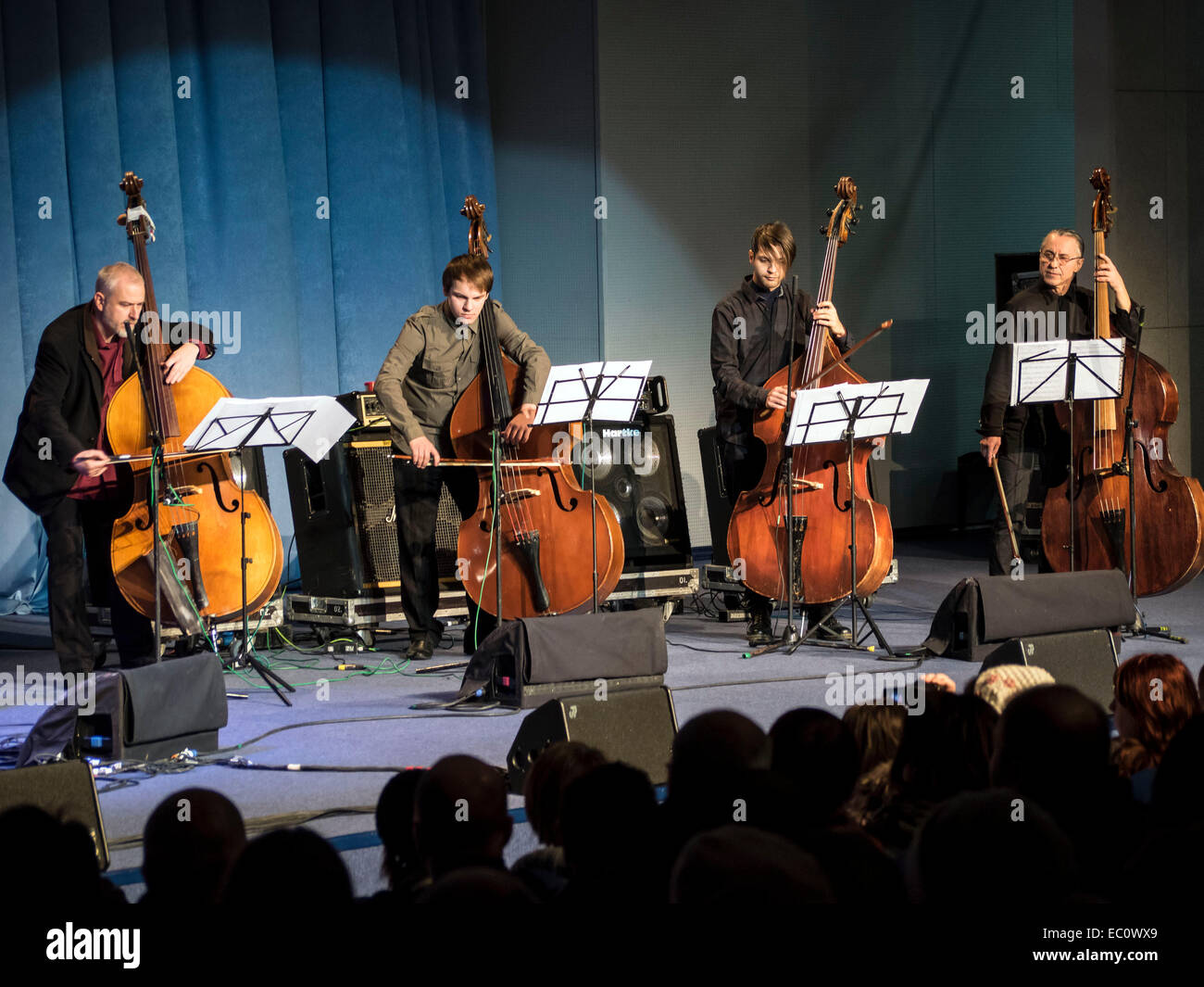 Kiew, Ukraine. 7. Dezember 2014. Auf der Bühne des ukrainischen Hauses bestanden heute, Sonntag, 7. Dezember 2014, Kiew, Ukraine, eine Premiere von "2014" für vier Stimmen und vier Kontrabässe. Autoren des Projekts Mariana Sadovskaya und Mark Tokar. Das Konzert fand im Rahmen des Festivals «Jazz Bez 2014'. «» Jazz Bez 2014" ist das größte internationale Festival, seit über 10 Jahren jährlich Dutzende Städte in Ukraine und Polen zusammen bringt. Bildnachweis: Igor Golovnov/Alamy Live-Nachrichten Stockfoto