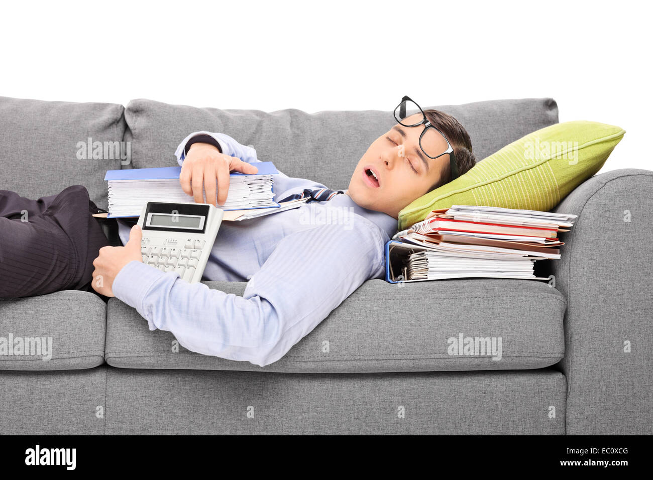 Männliche Buchhalter schlafend auf einem Haufen Ordner isoliert auf weißem Hintergrund Stockfoto
