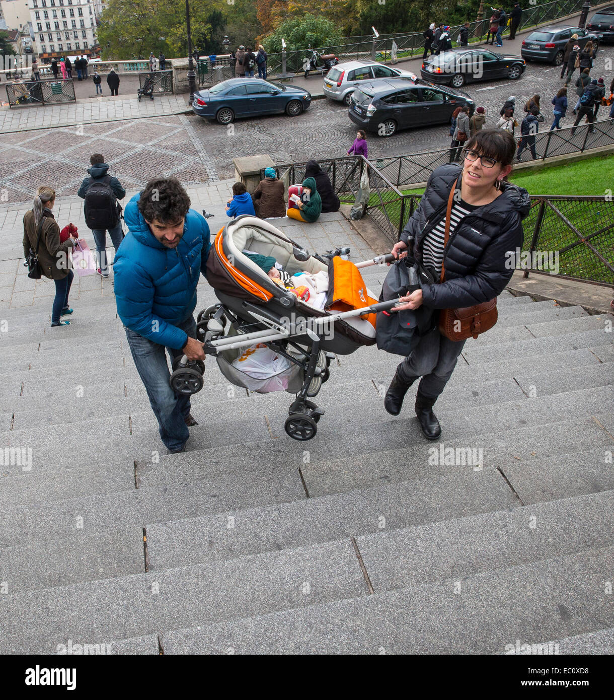 Eltern tragen tragen Buggy Kinderwagen Schritte Schritt