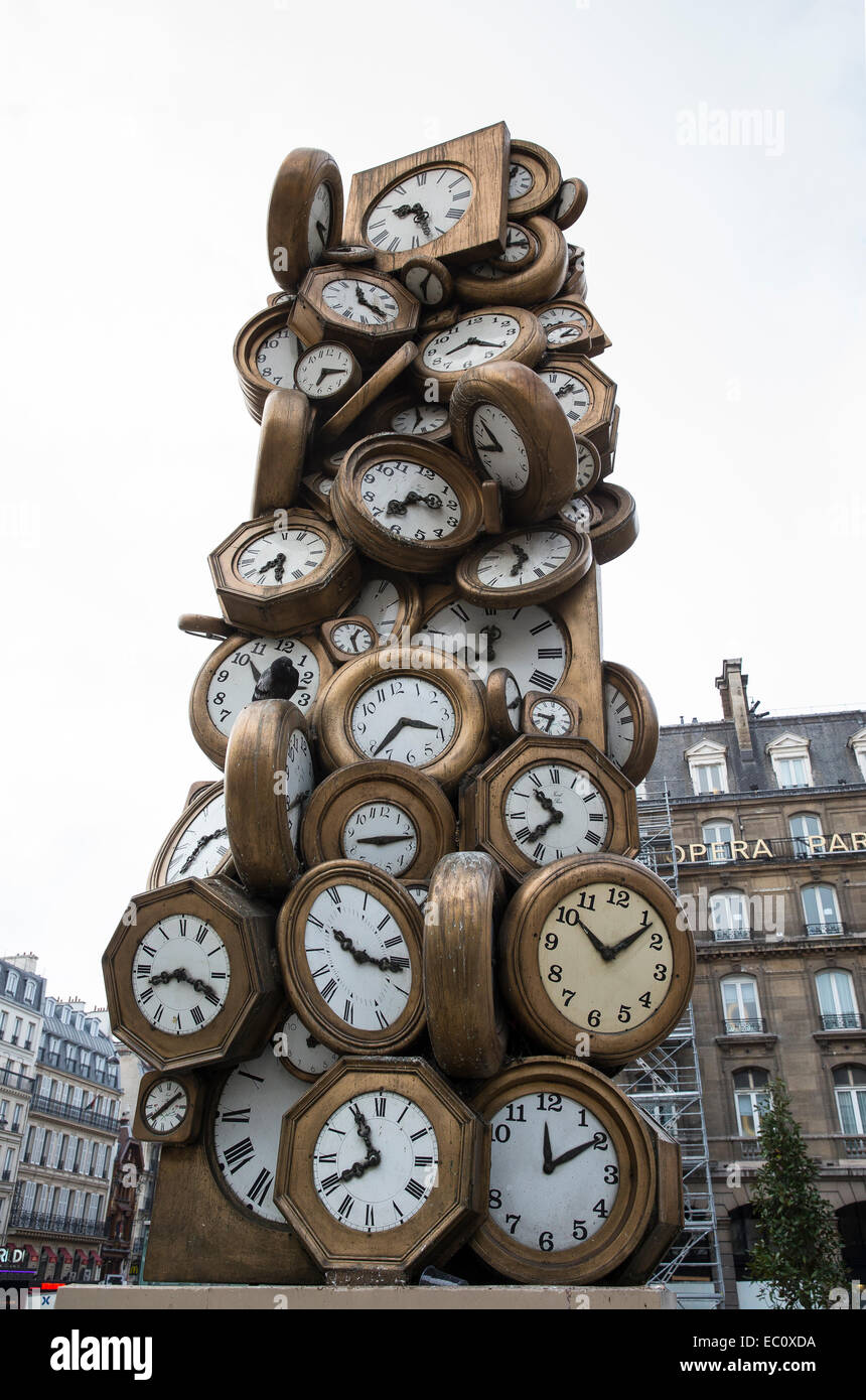Uhr Skulptur am Gare St. Lazare in Paris." L'Heure de Tous" (Die Zeit) 1985, von Arman (Armand Pierre Fernandez) Foto Stockfoto