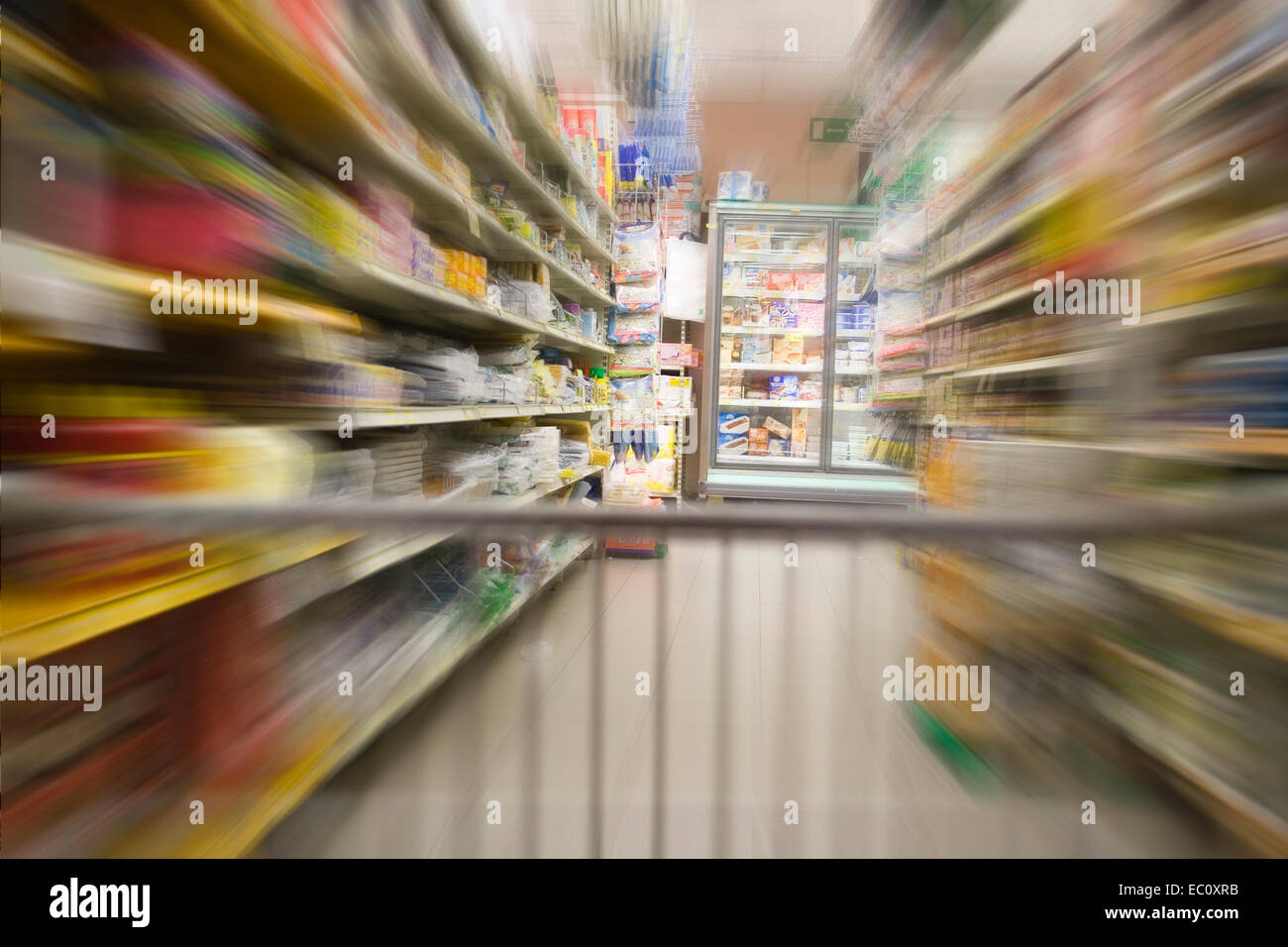 Verloren im Supermarkt Stockfoto