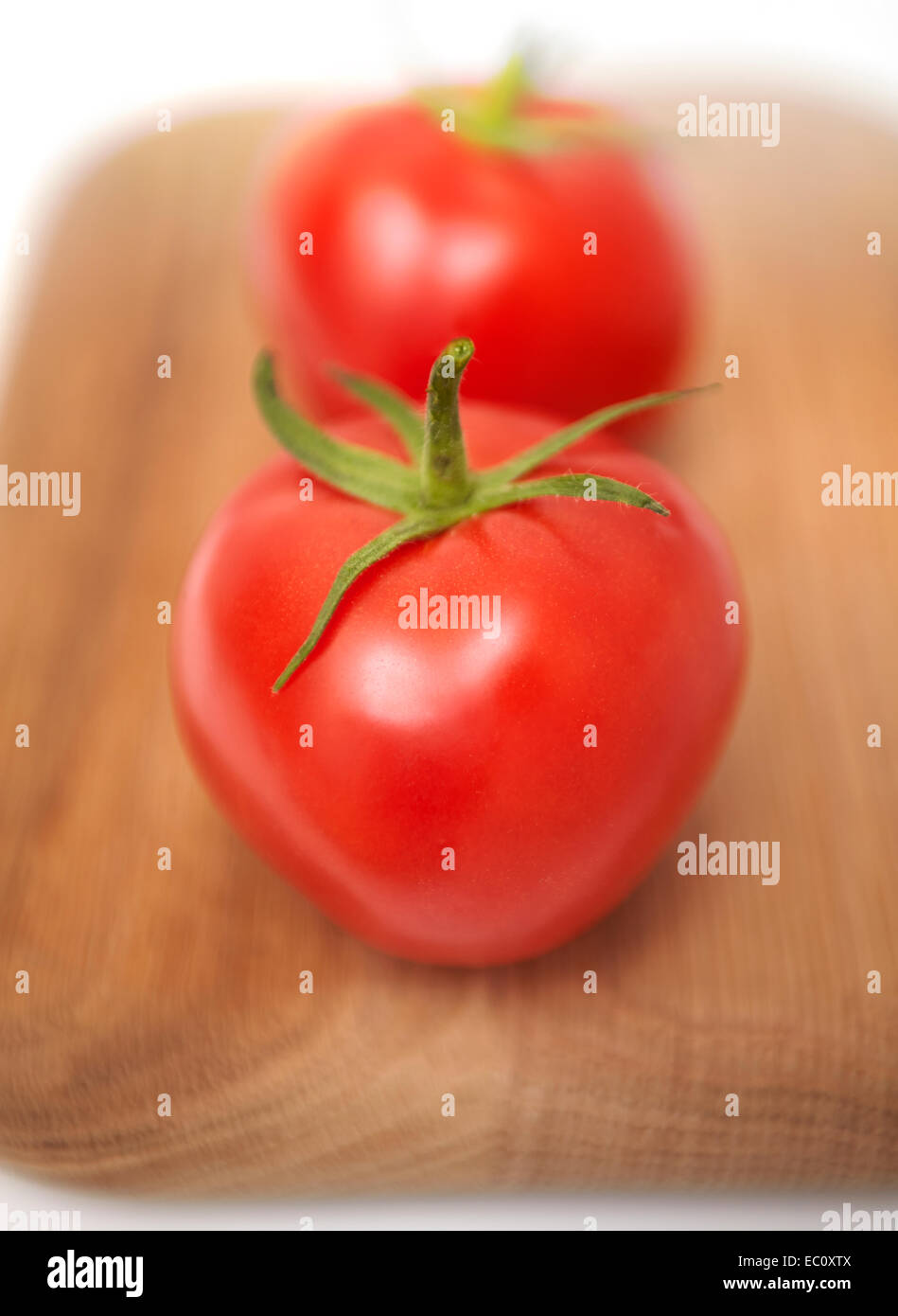 2 ganze Tomaten auf dem Hacken Stockfoto