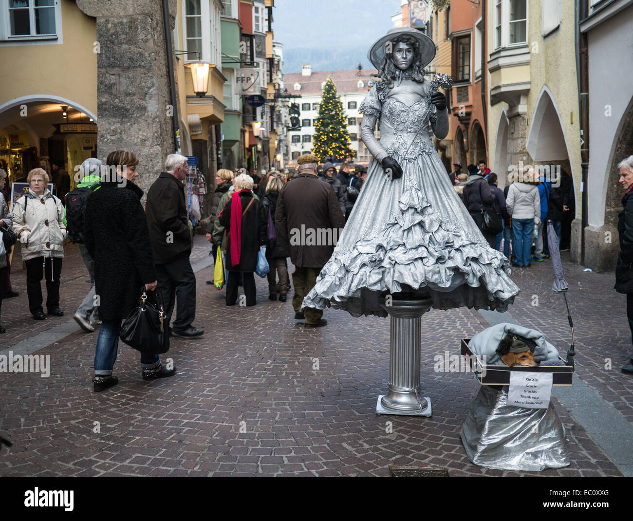 Eine menschliche Statue steht mit einem Hund in der Innsbrucker Altstadt (Altstadt) Stockfoto